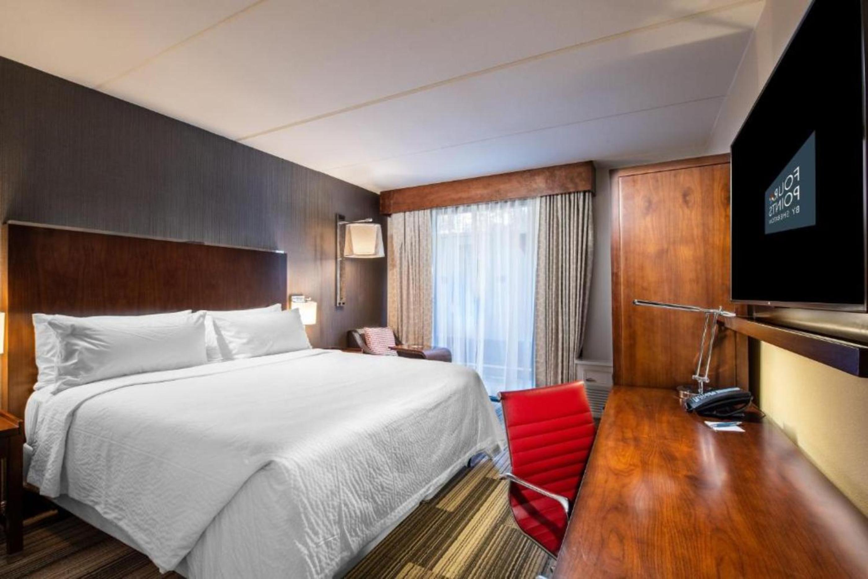 Traditional King Room with Adapted Tub - Mobility and Hearing Accessible - Photo 1