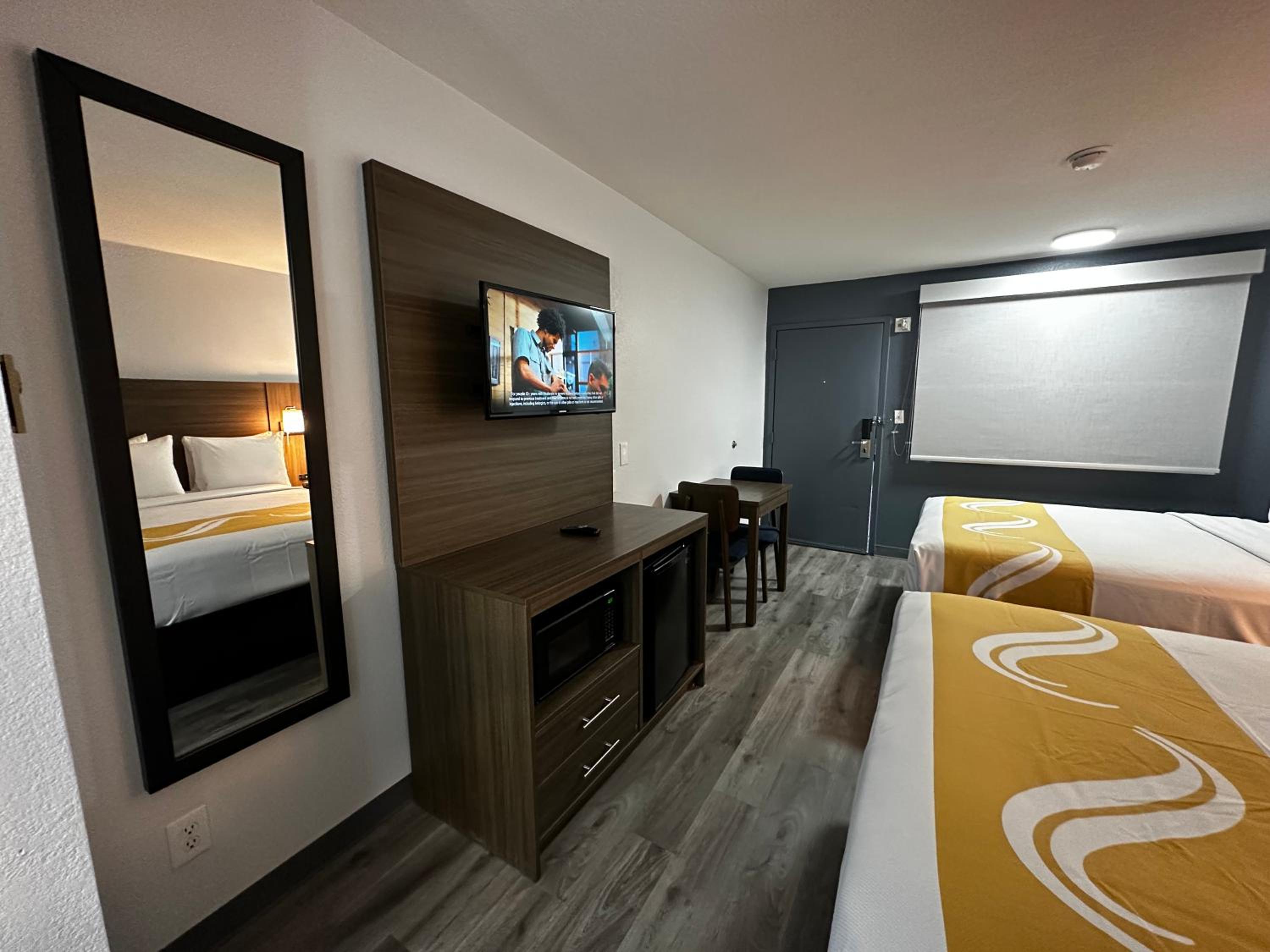 Queen Room with Two Queen Beds and Roll-In Shower - Disability Access/Non Smoking photo 3