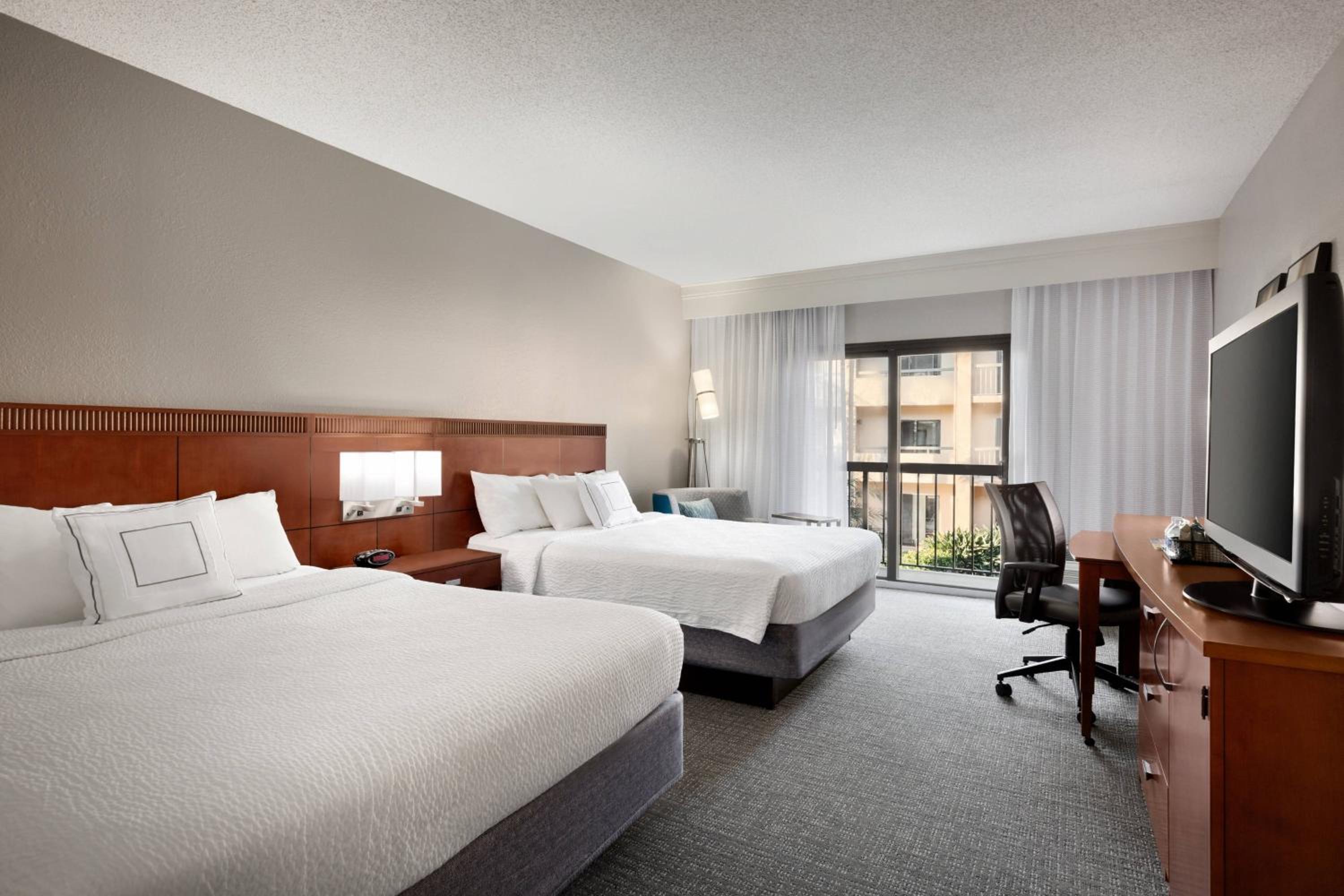 Deluxe Queen Room with Courtyard View