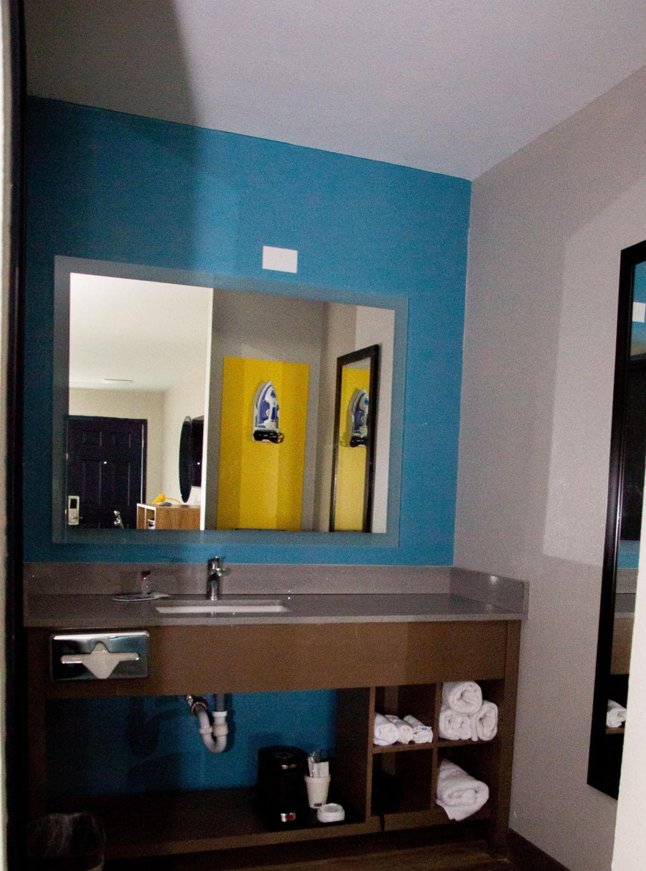King Room - Non-Smoking - Photo 4