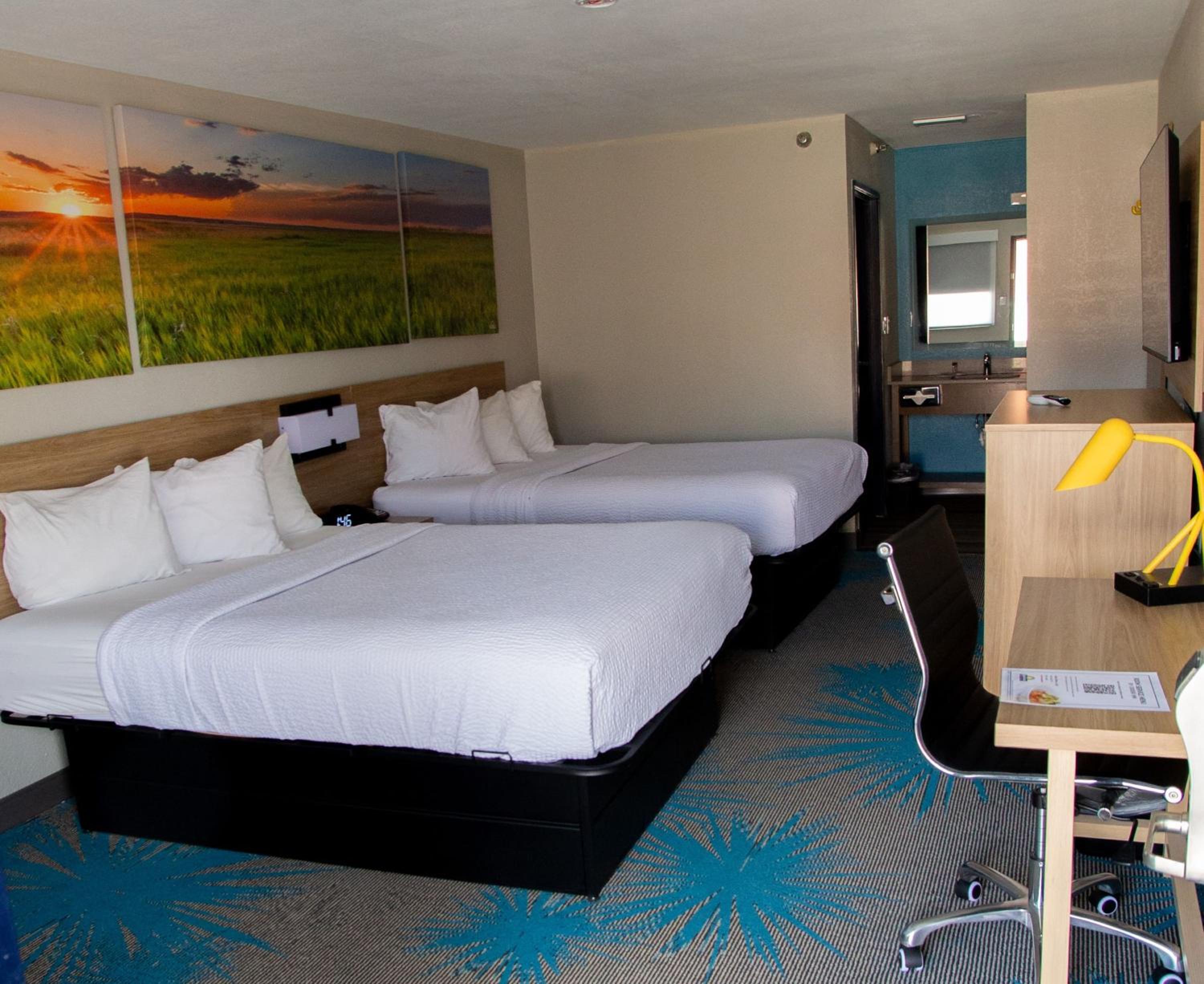 Queen Room with Two Queen Beds - Non-Smoking - Photo 2
