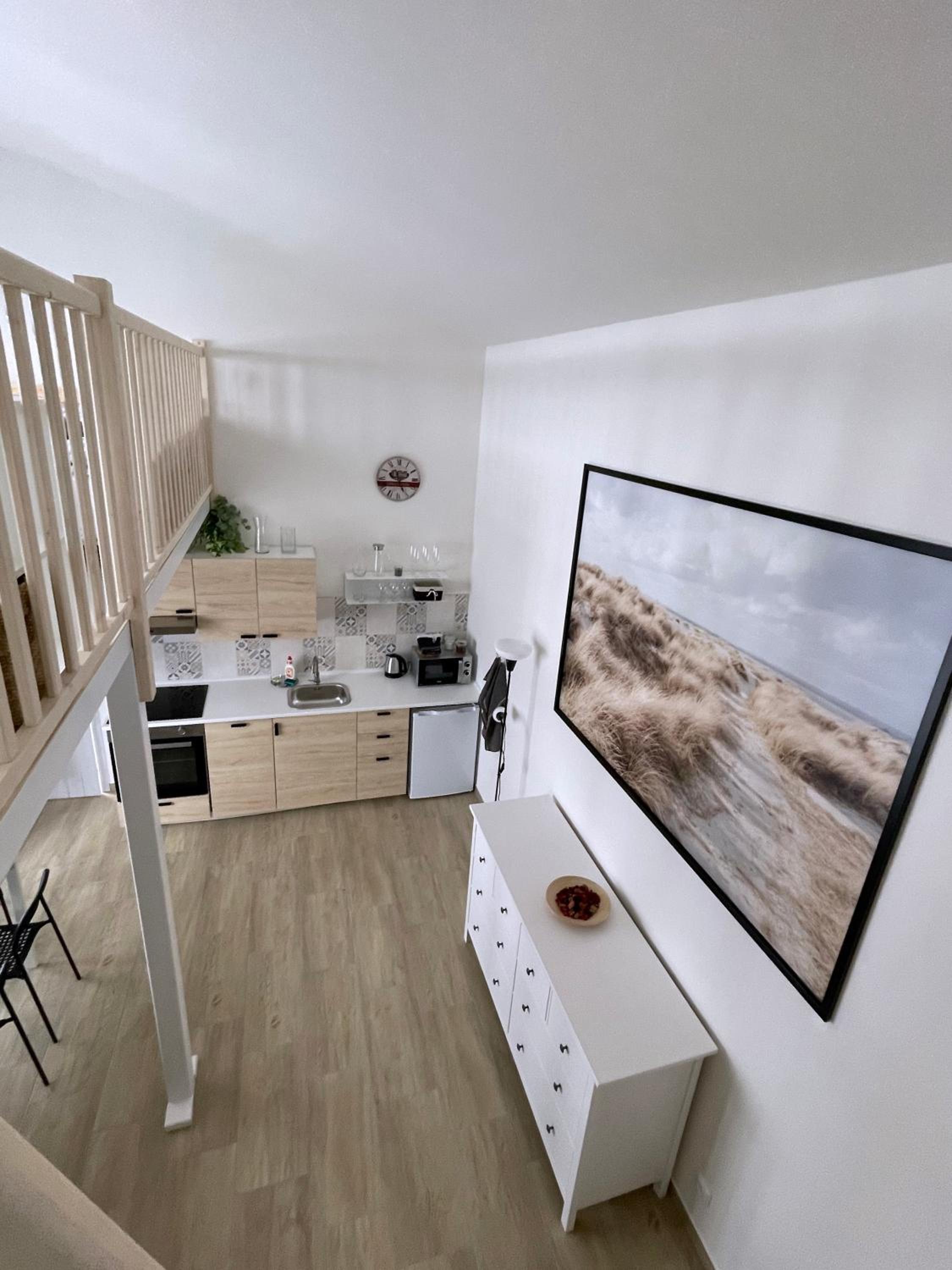 Apartment - Split Level - Photo 2