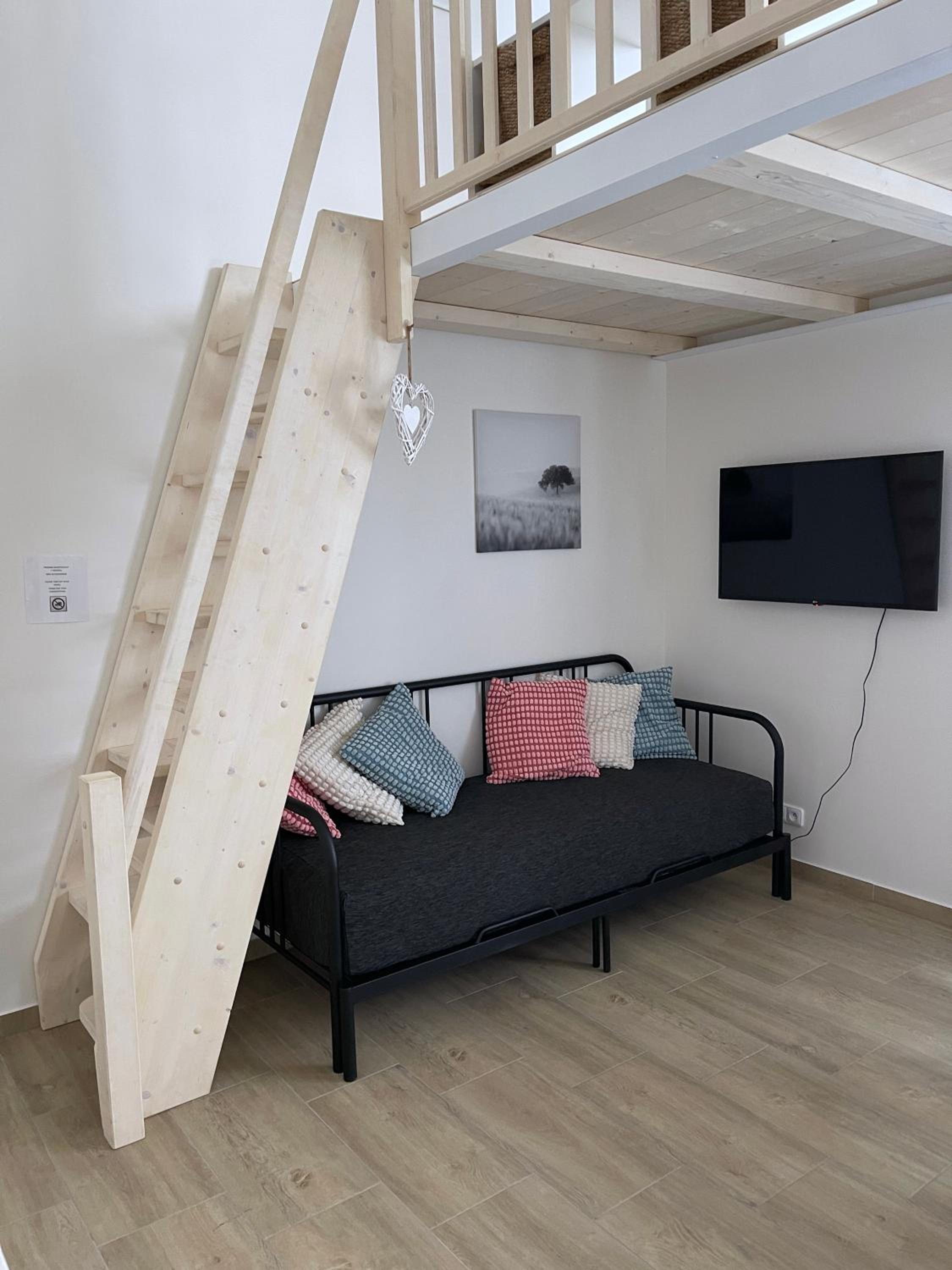 Apartment - Split Level - Photo 1