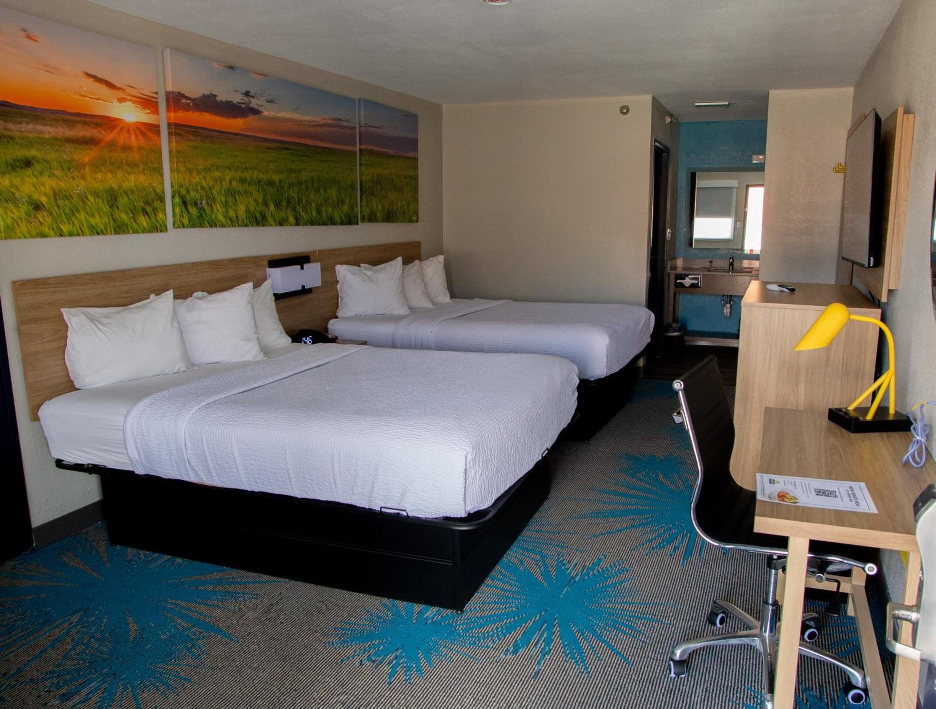 Queen Room with Two Queen Beds - Non-Smoking - Photo 1