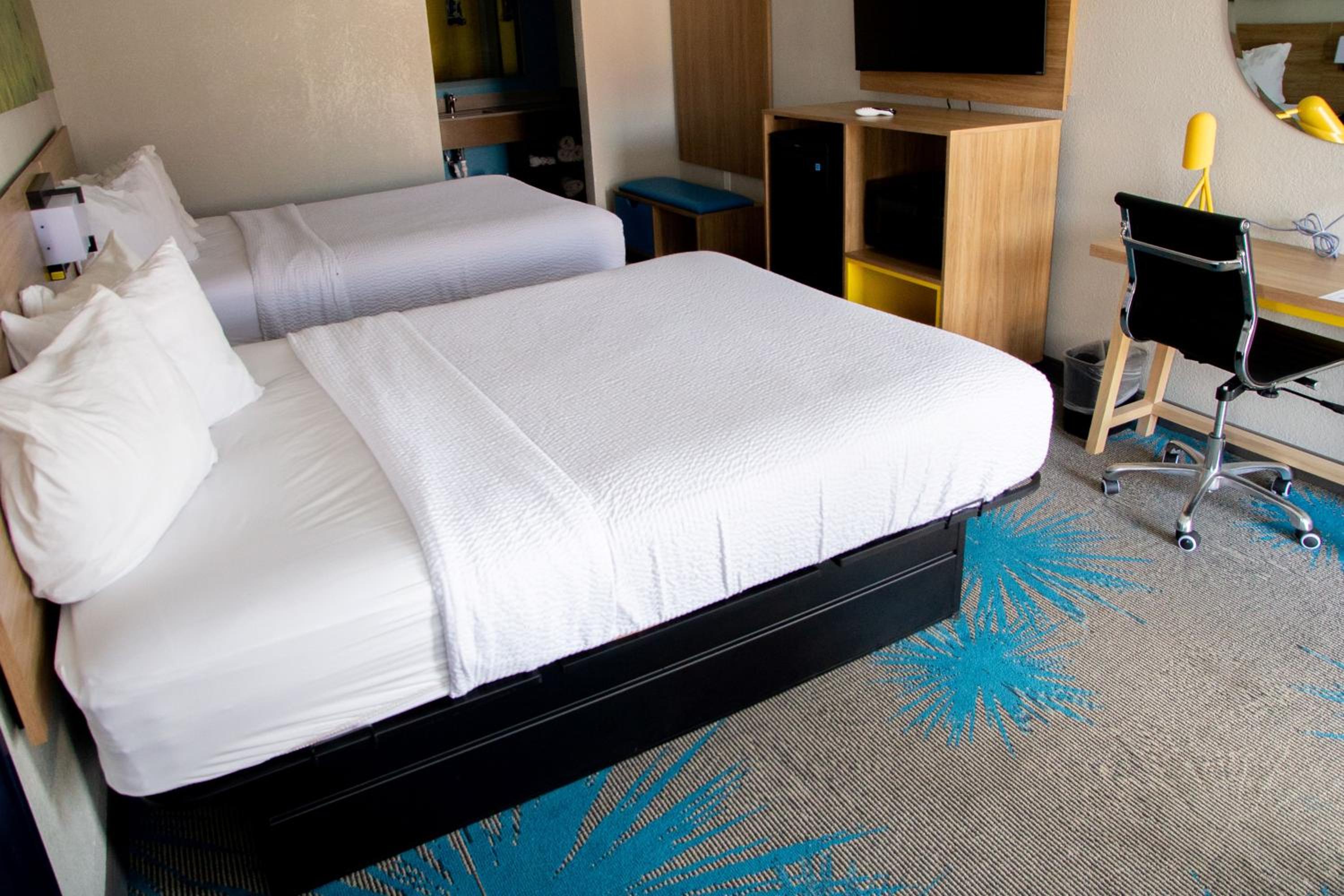 Queen Room with Two Queen Beds - Non-Smoking - Photo 3
