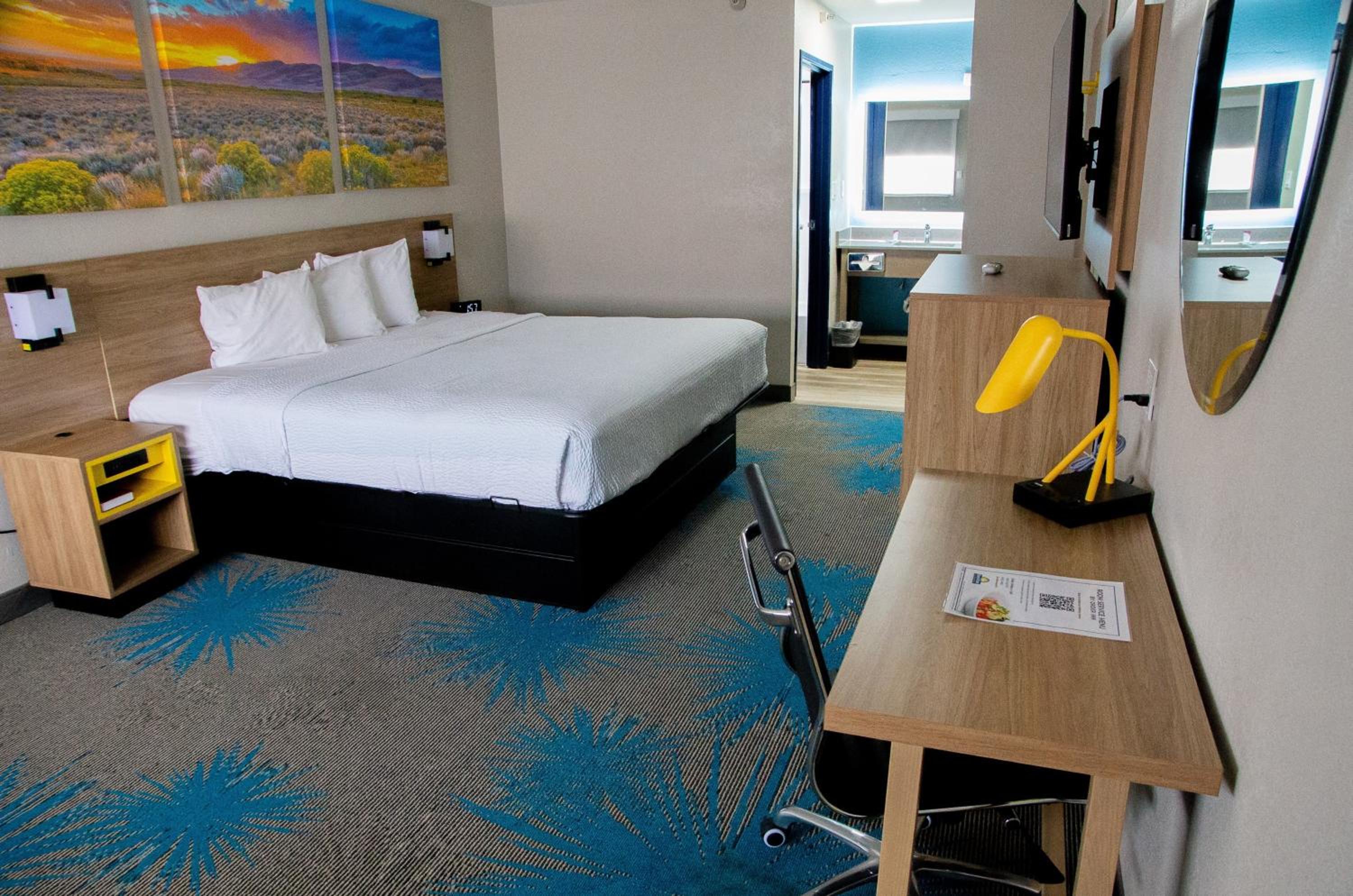 King Room - Non-Smoking - Photo 1