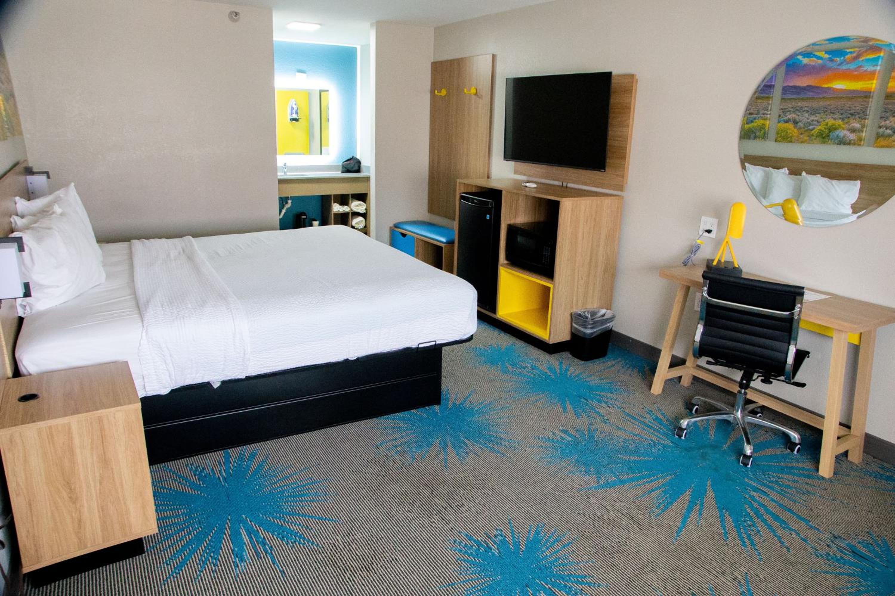 King Room - Non-Smoking - Photo 2
