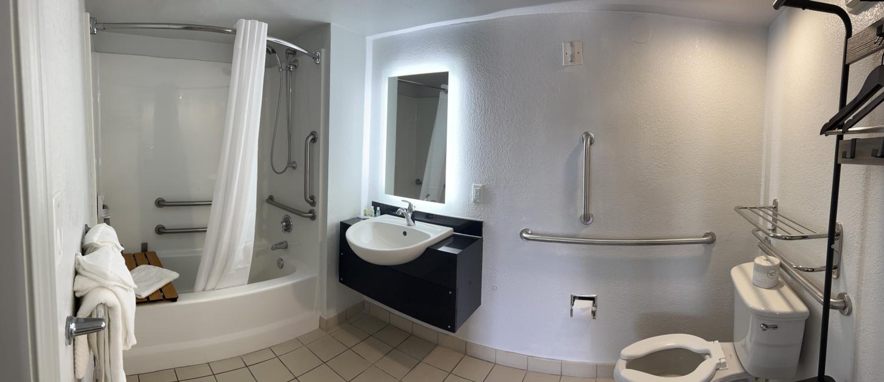 Queen Room with Two Queen Beds - Disability Access/Non Smoking photo 2