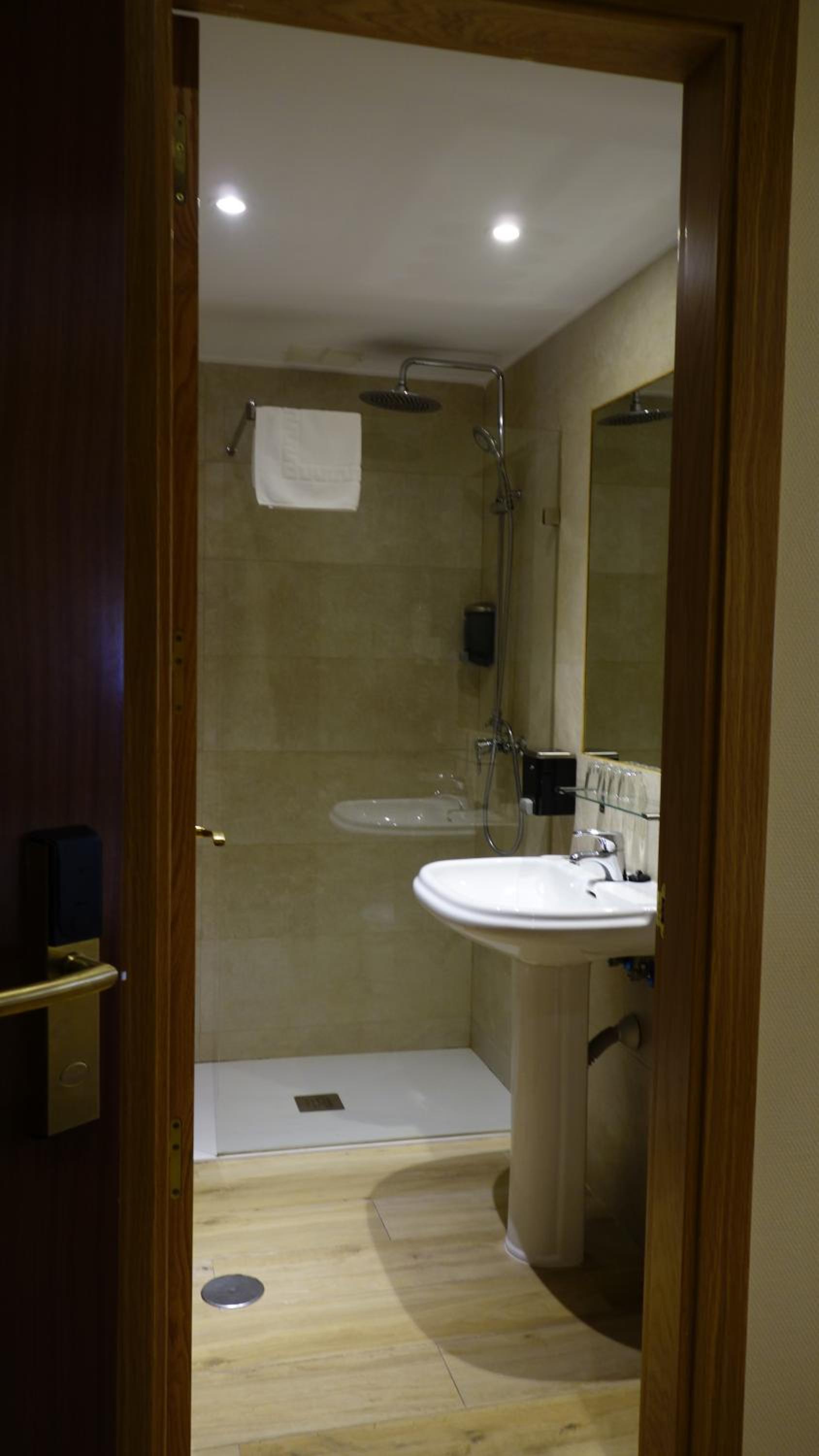 Quadruple Room - Photo 3