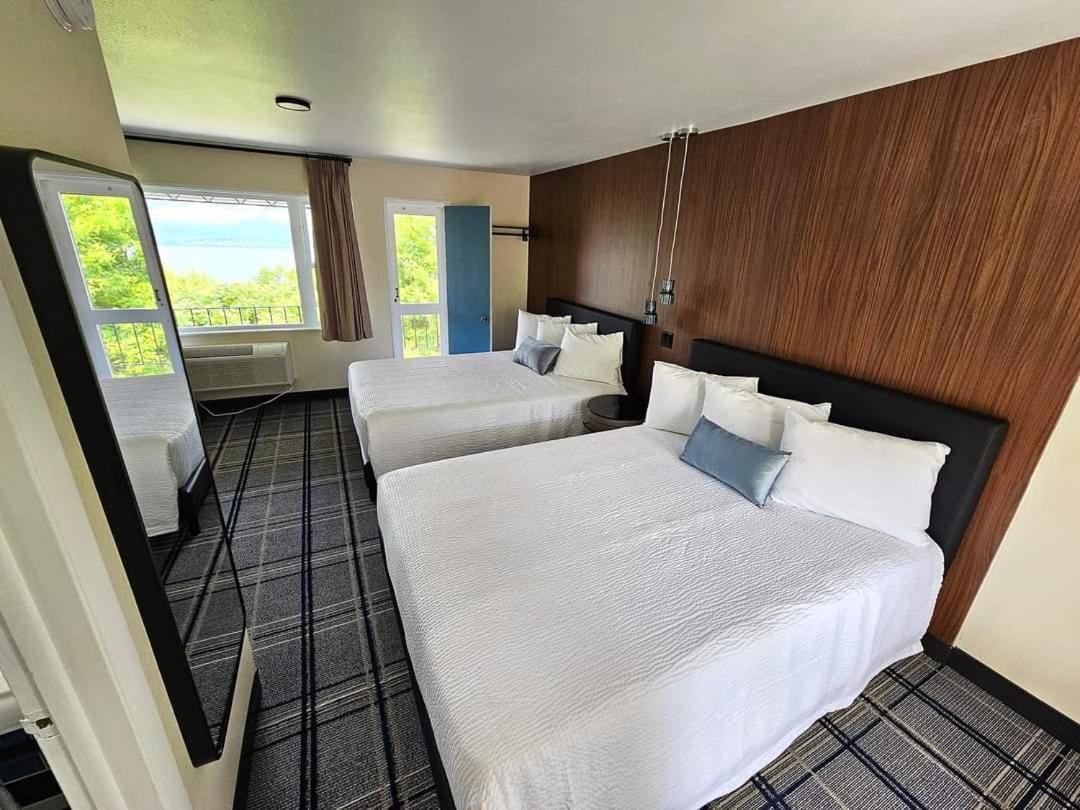 Double Queen Room with Lake View photo 1