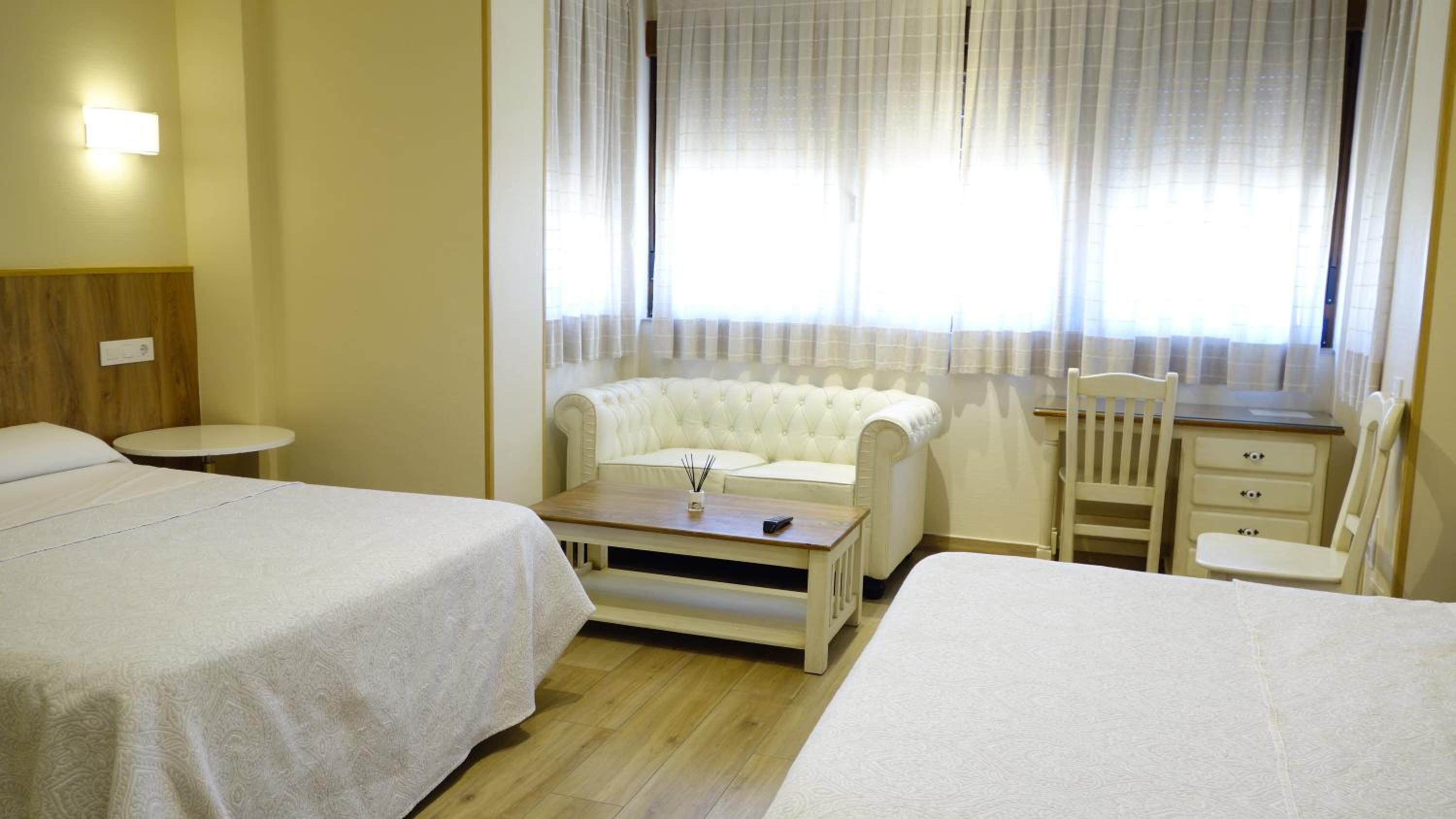 Classic Quadruple Room - Photo 16