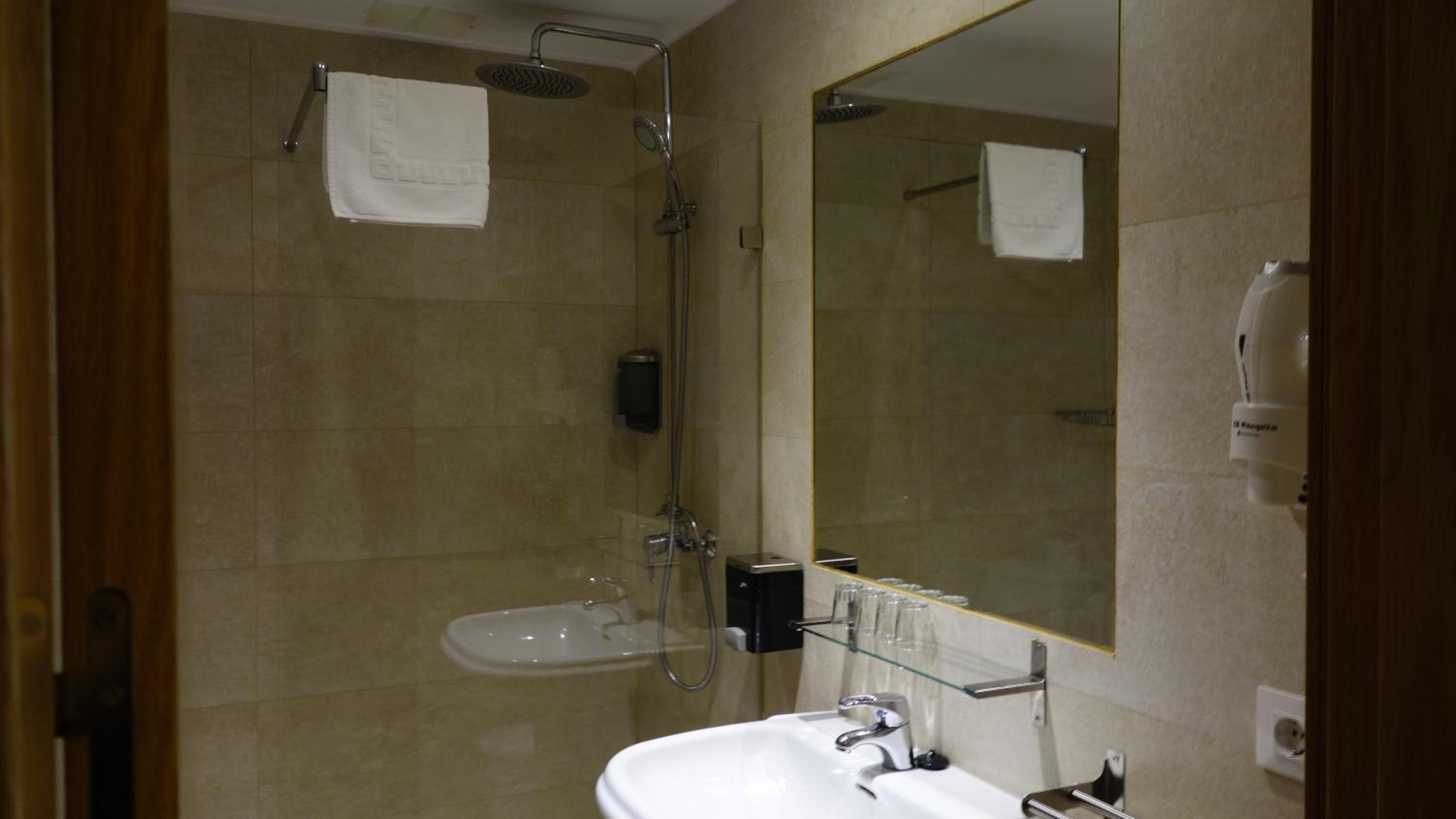 Classic Quadruple Room - Photo 17