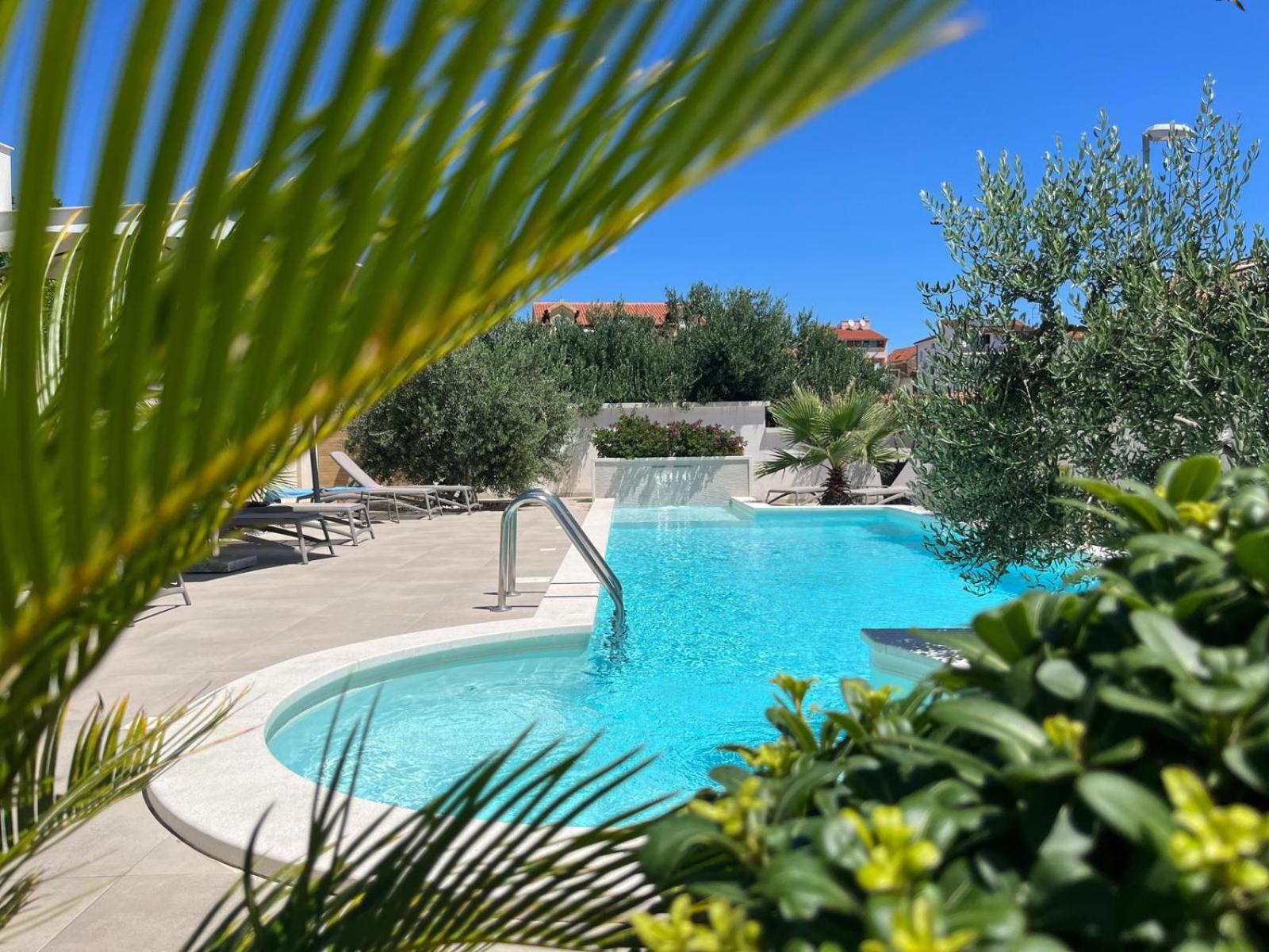 Double Room with Pool View - Photo 16