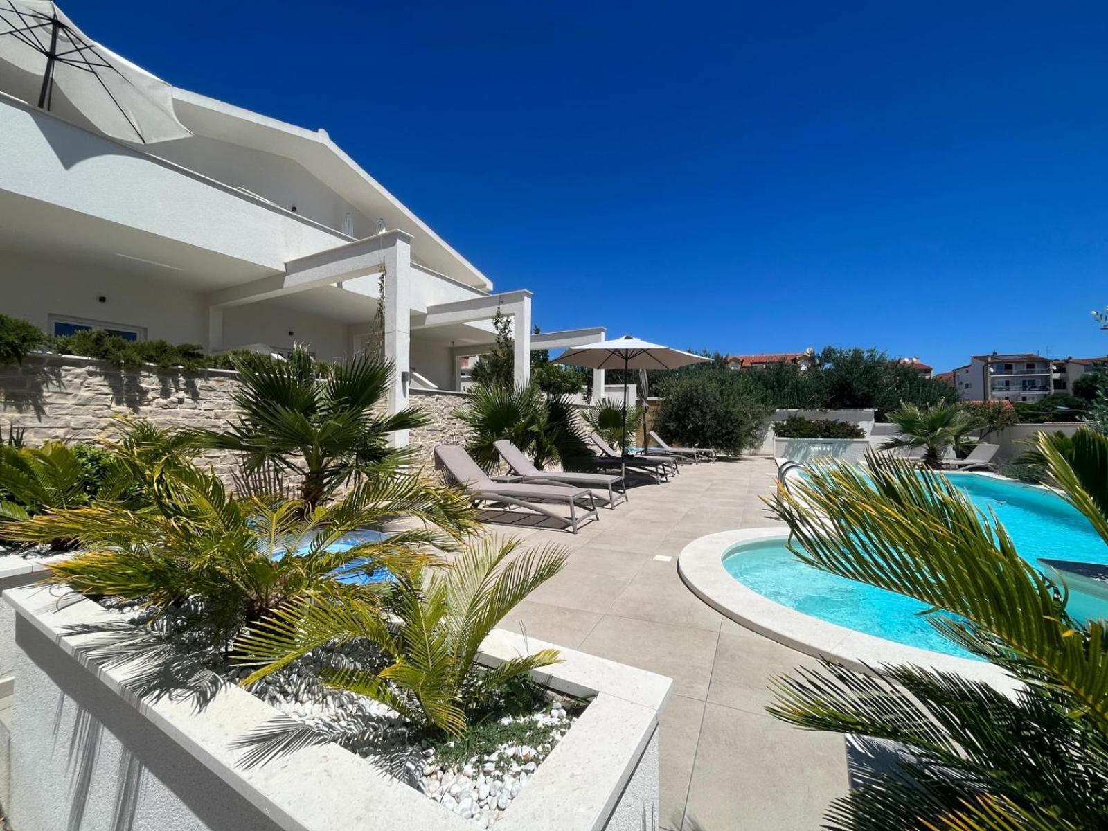 Double Room with Pool View - Photo 17