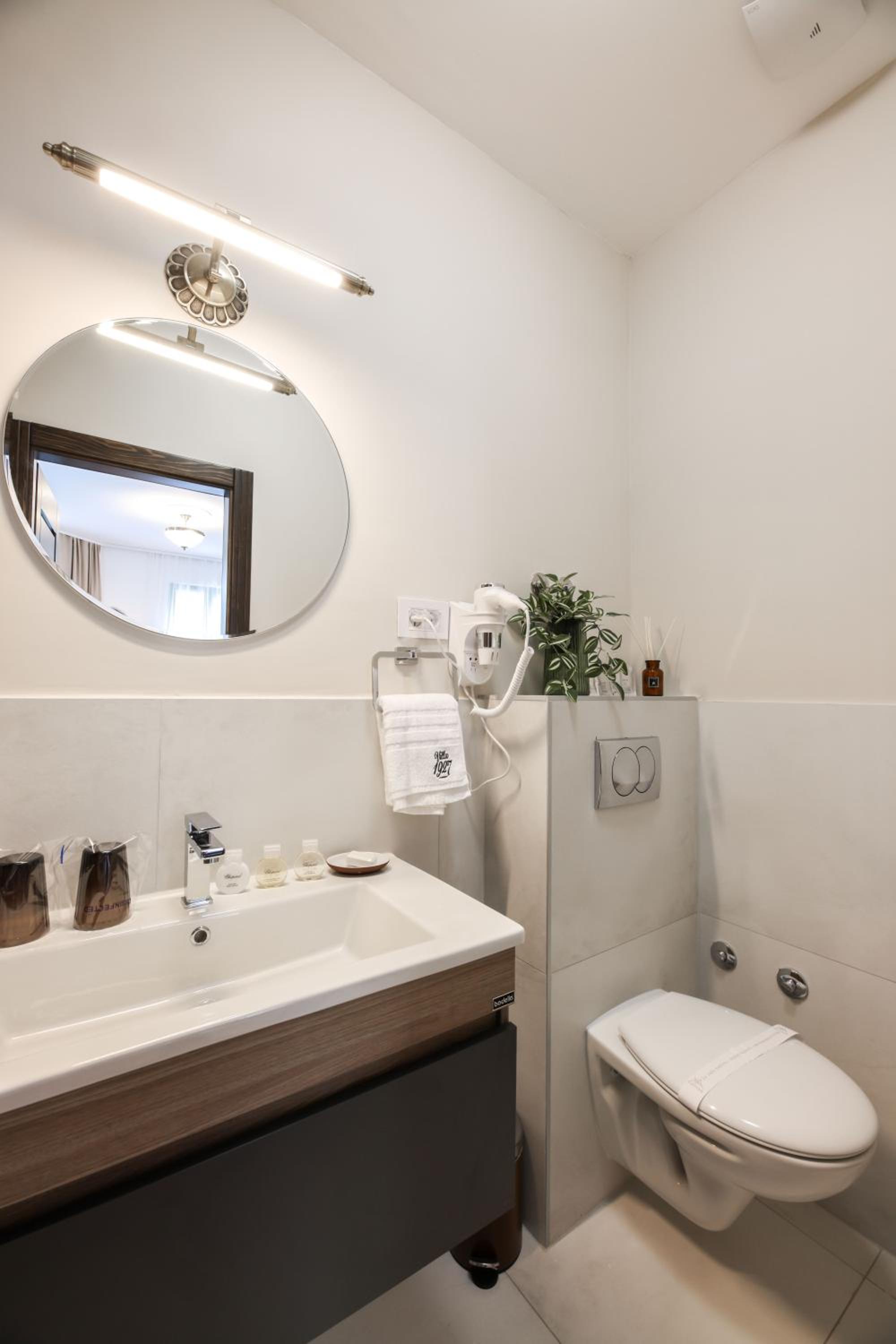 Deluxe Double Room with Balcony - Photo 4