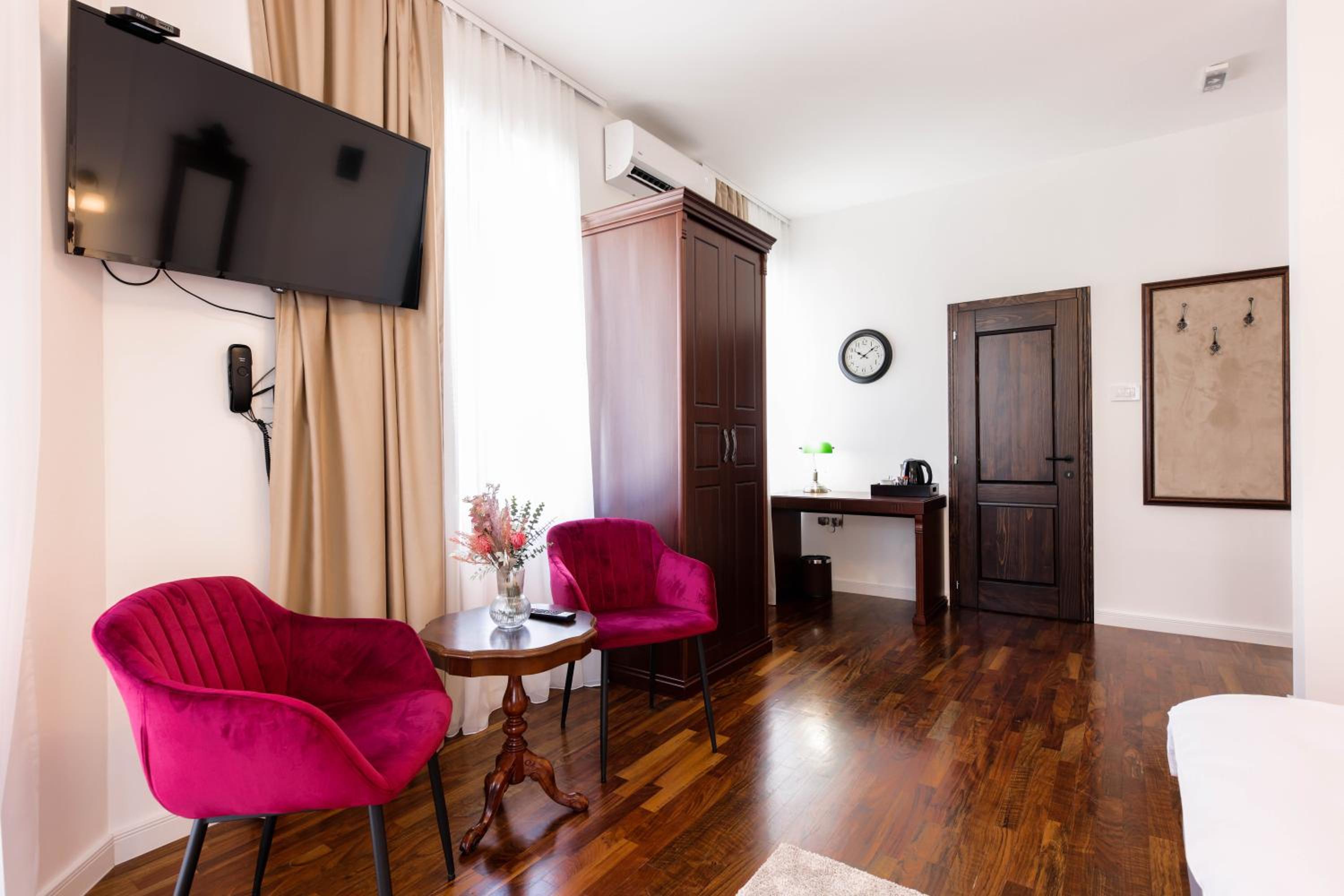 Deluxe Double Room with Balcony - Photo 5