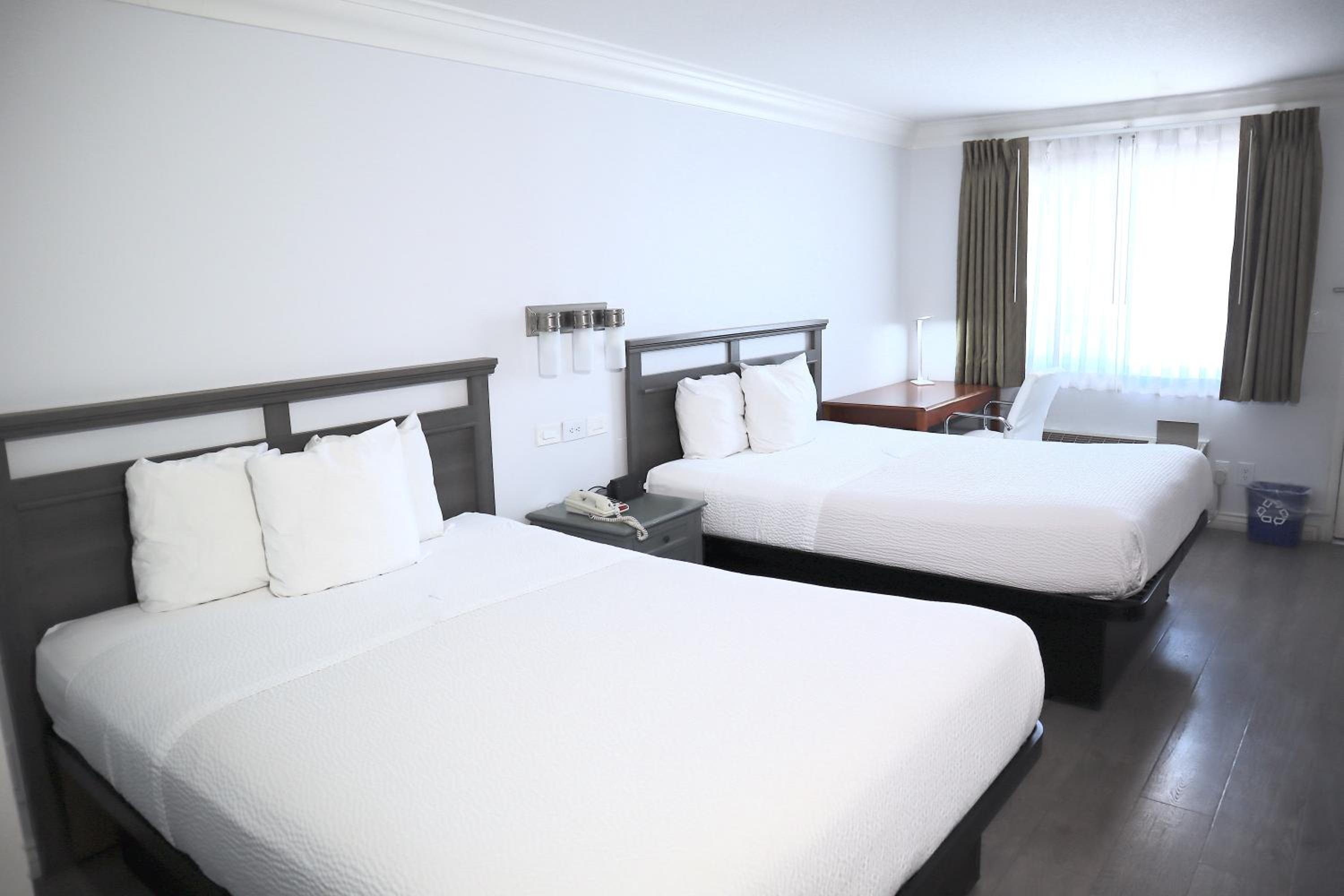 Deluxe Queen Room with Two Queen Beds - Non-Smoking - Photo 8