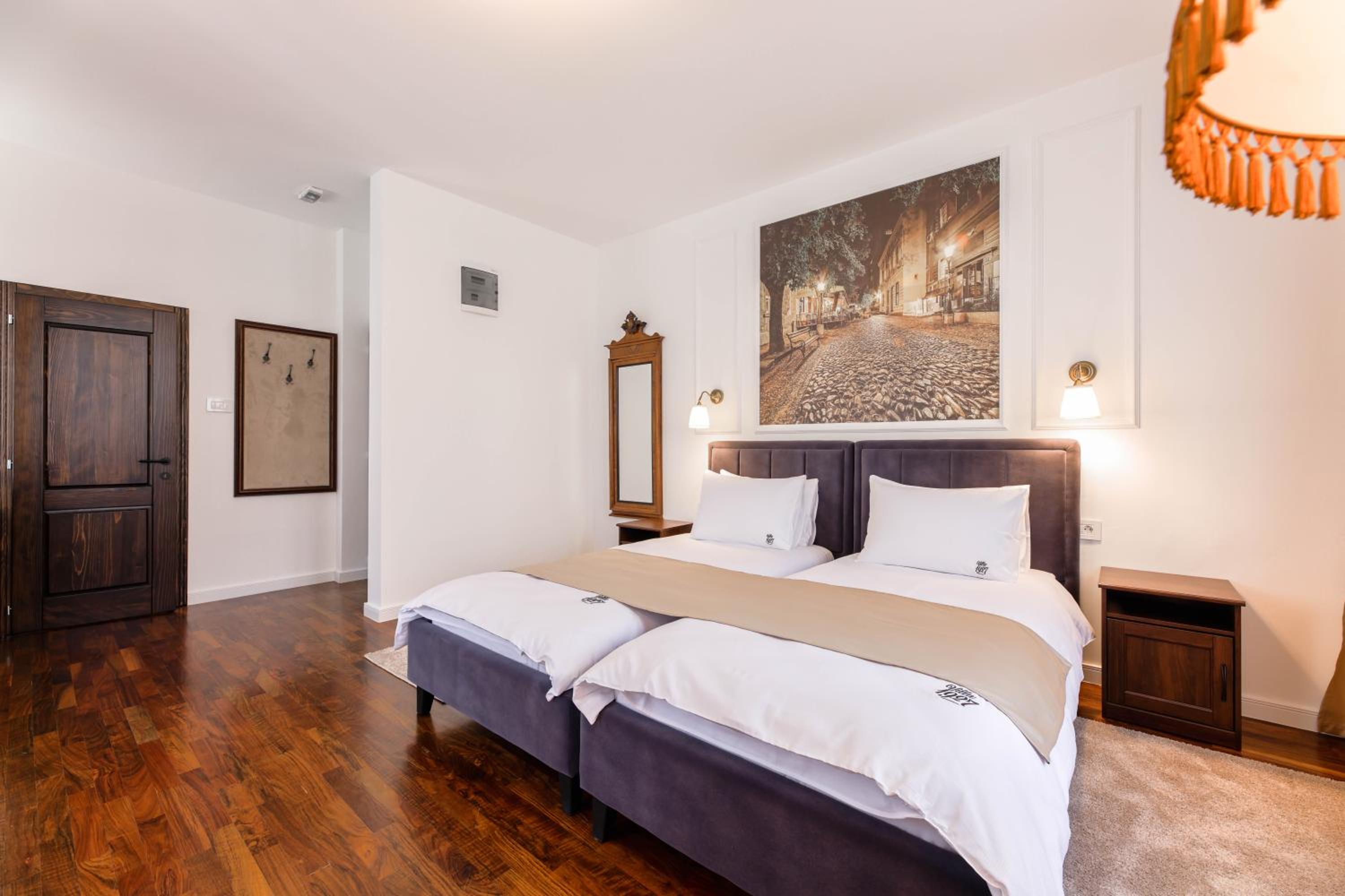 Deluxe Double Room with Balcony - Photo 6