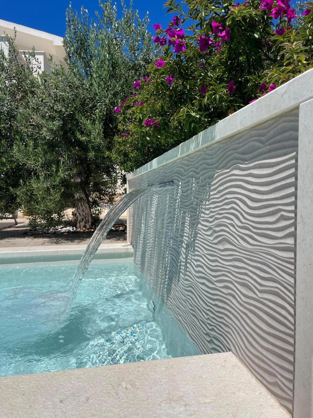 Double Room with Pool View - Photo 23