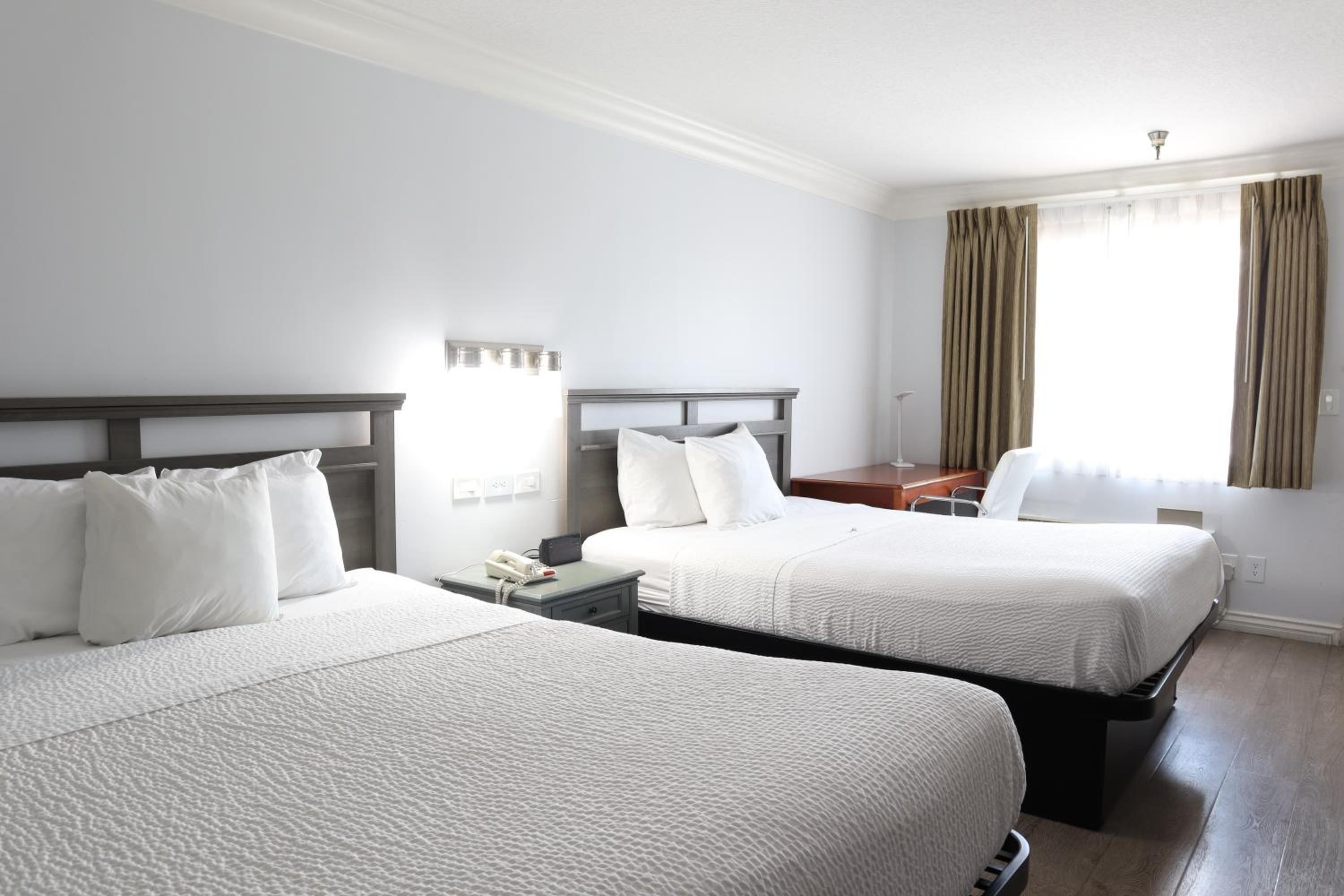 Deluxe Queen Room with Two Queen Beds - Non-Smoking - Photo 5
