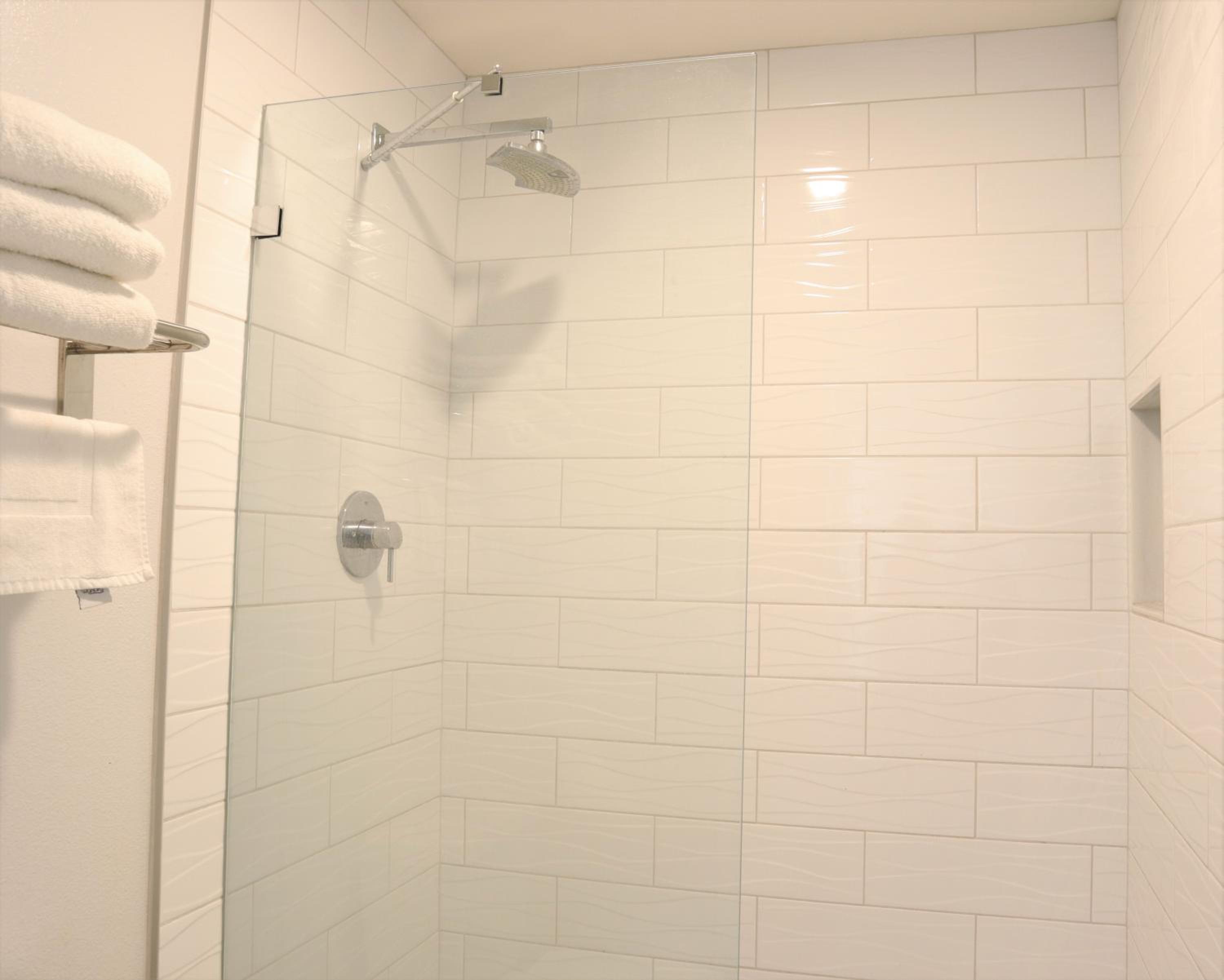 Deluxe Queen Room with Two Queen Beds - Non-Smoking - Photo 6