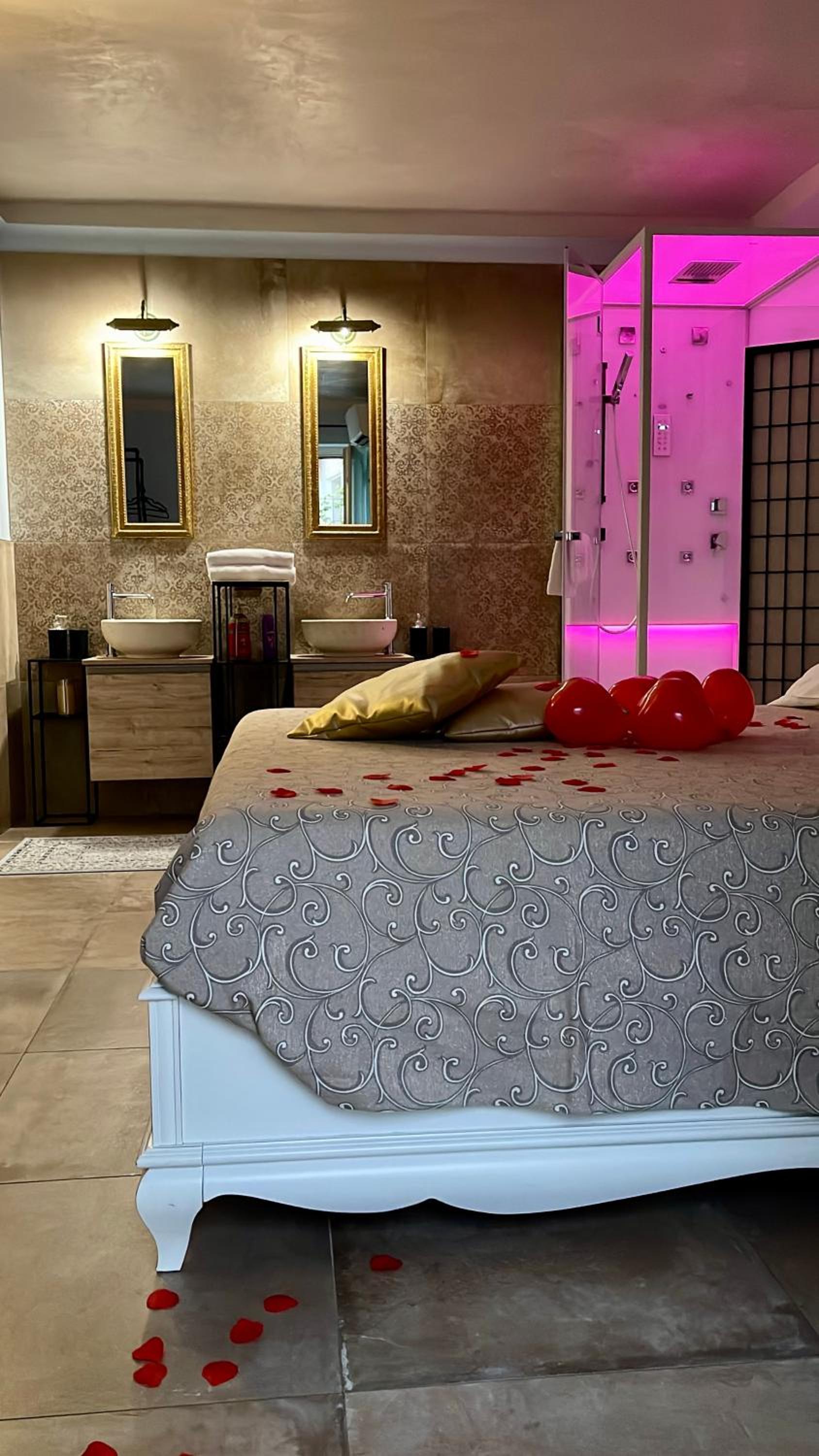 Suite with Spa Access - Photo 3