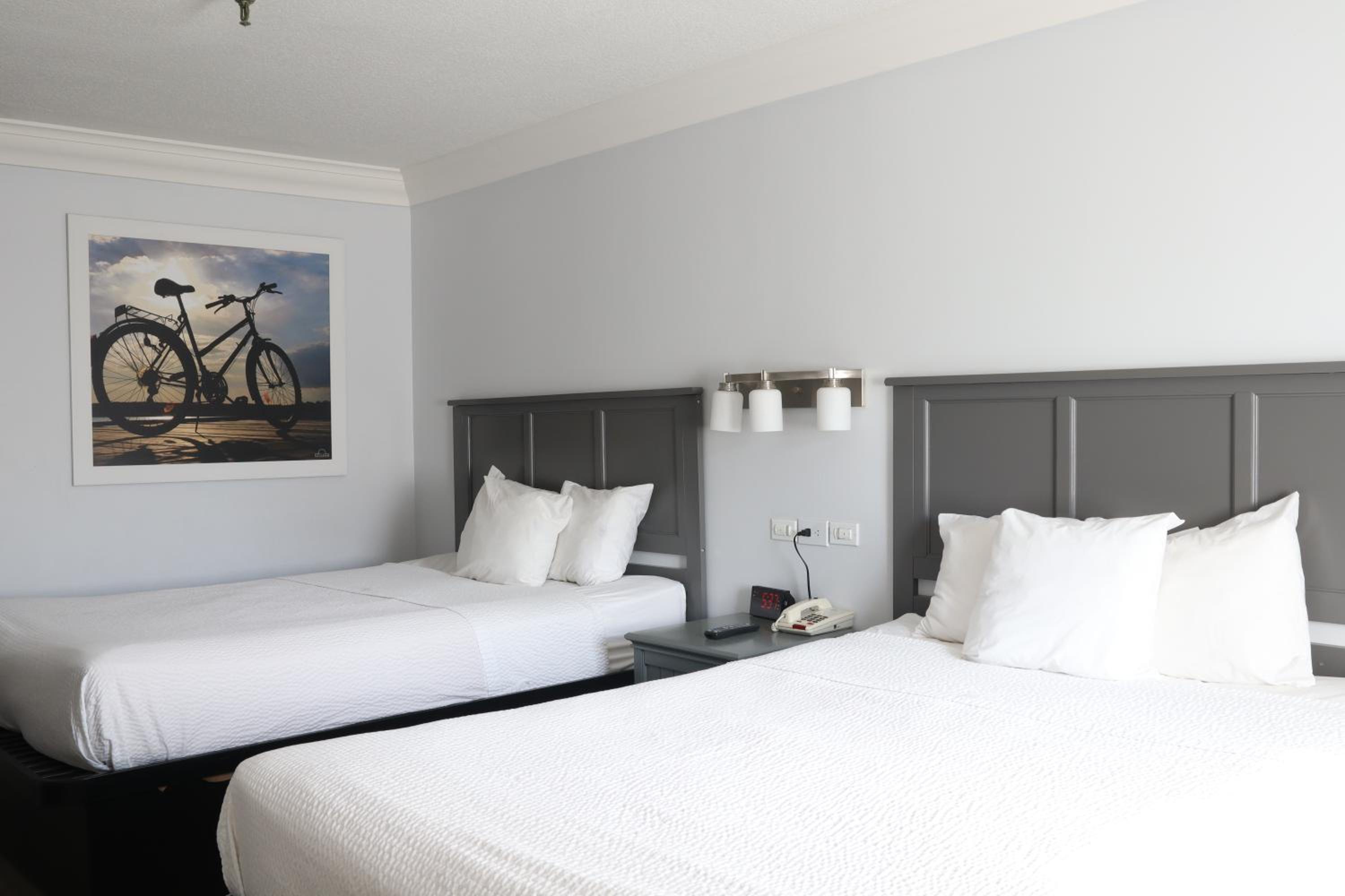 Deluxe Queen Room with Two Queen Beds - Non-Smoking - Photo 7