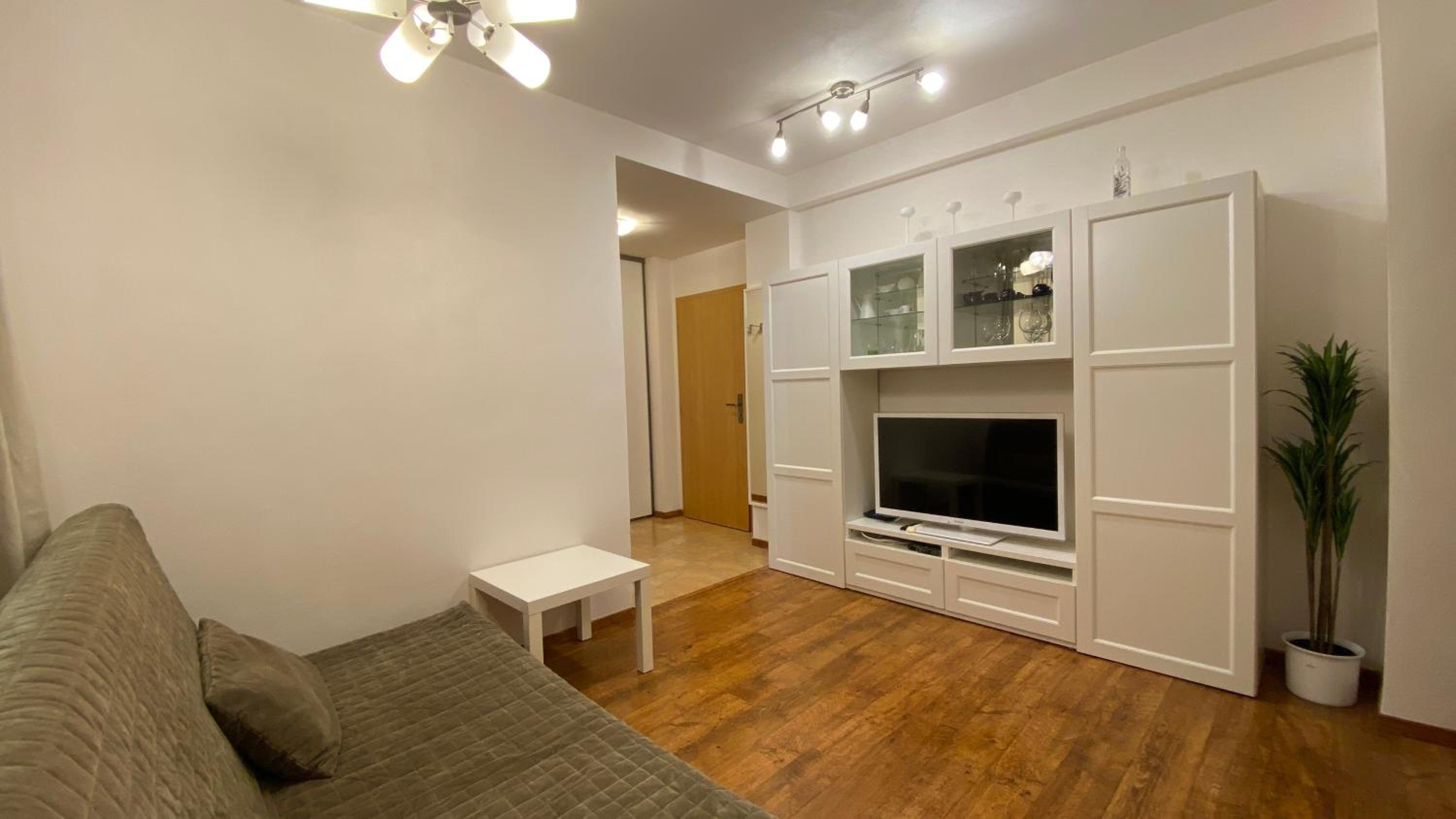 One-Bedroom Apartment with Balcony and Forest View photo 3