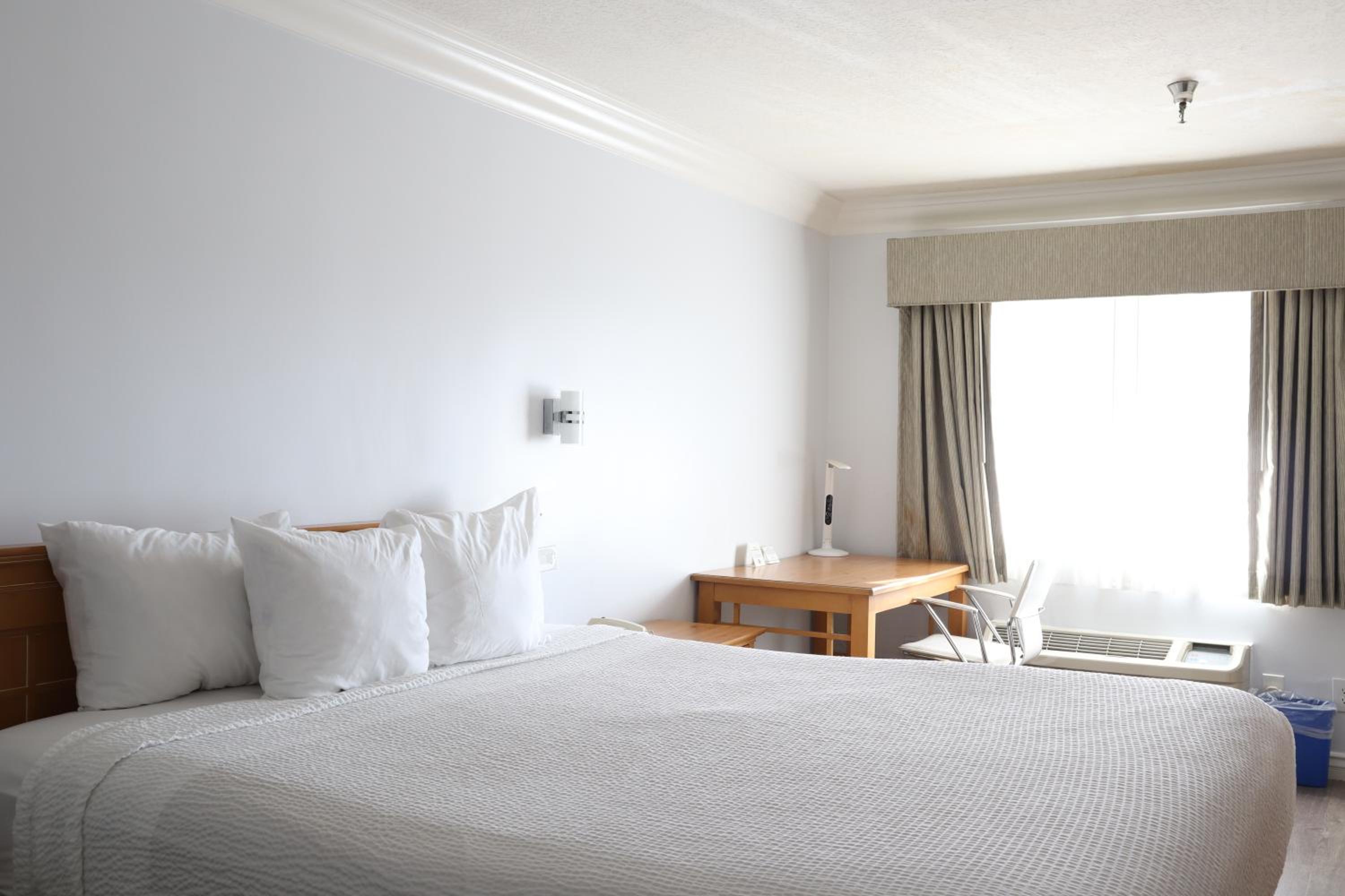 Superior King Room - Non-Smoking - Photo 10