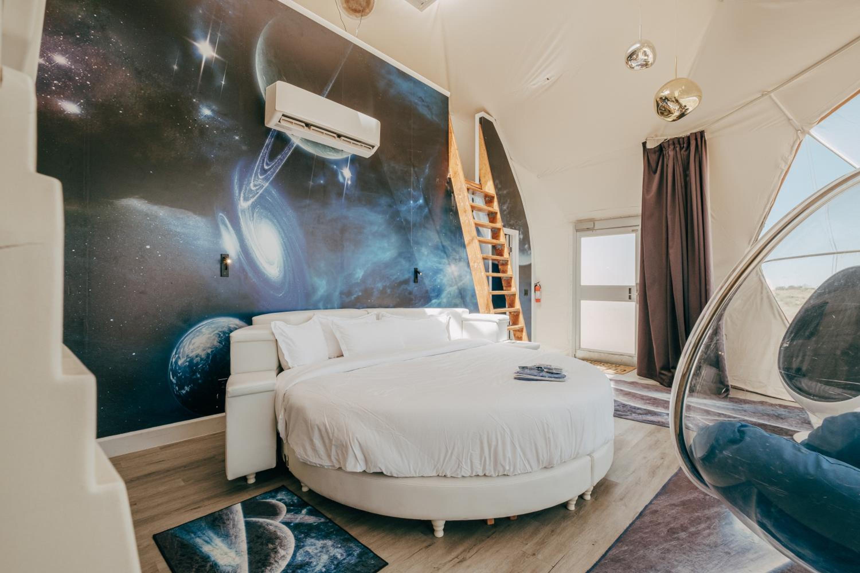 Deluxe Family Suite - Photo 9