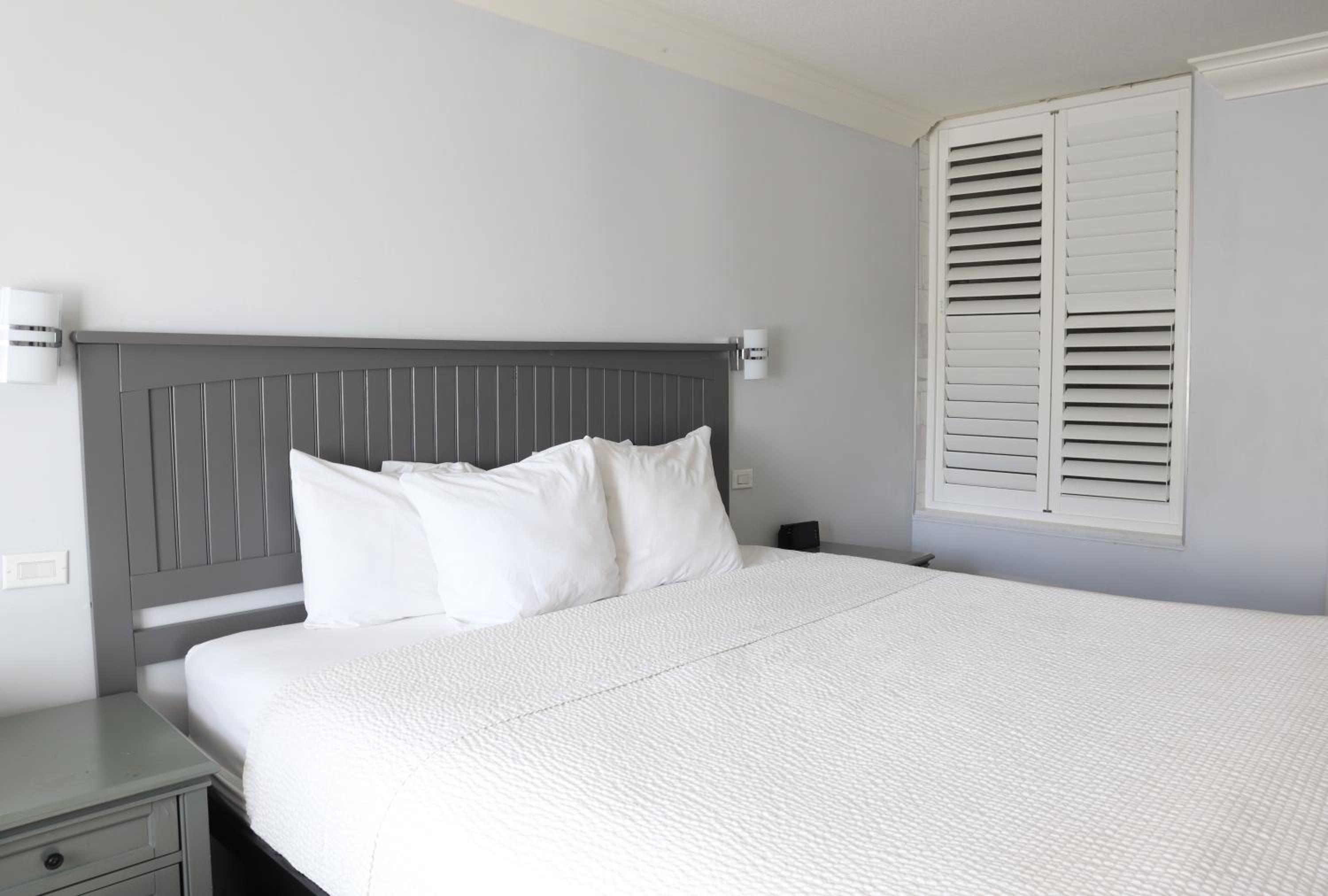 Deluxe King Room - Non-Smoking - Photo 12