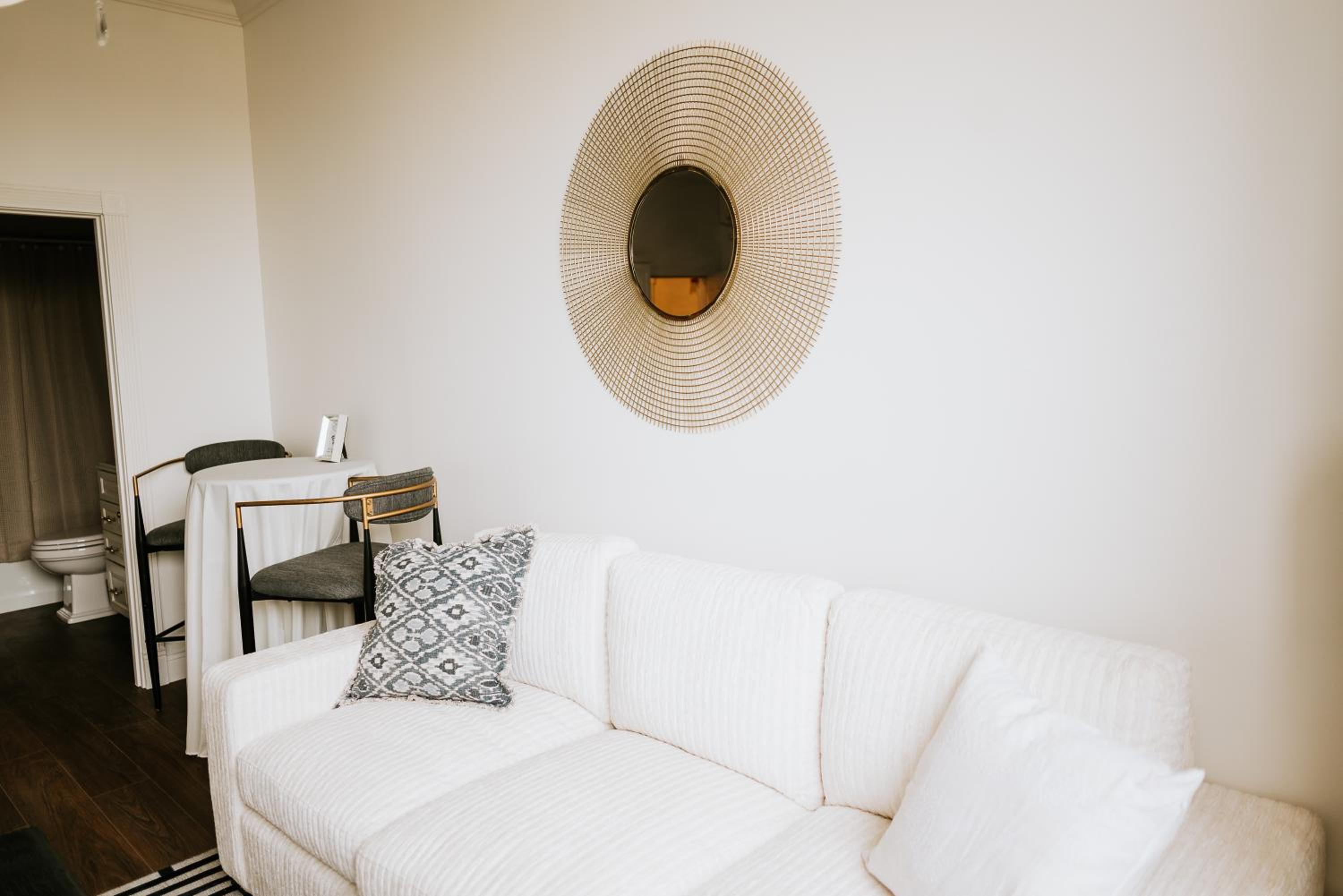 Deluxe King Suite - Photo 8