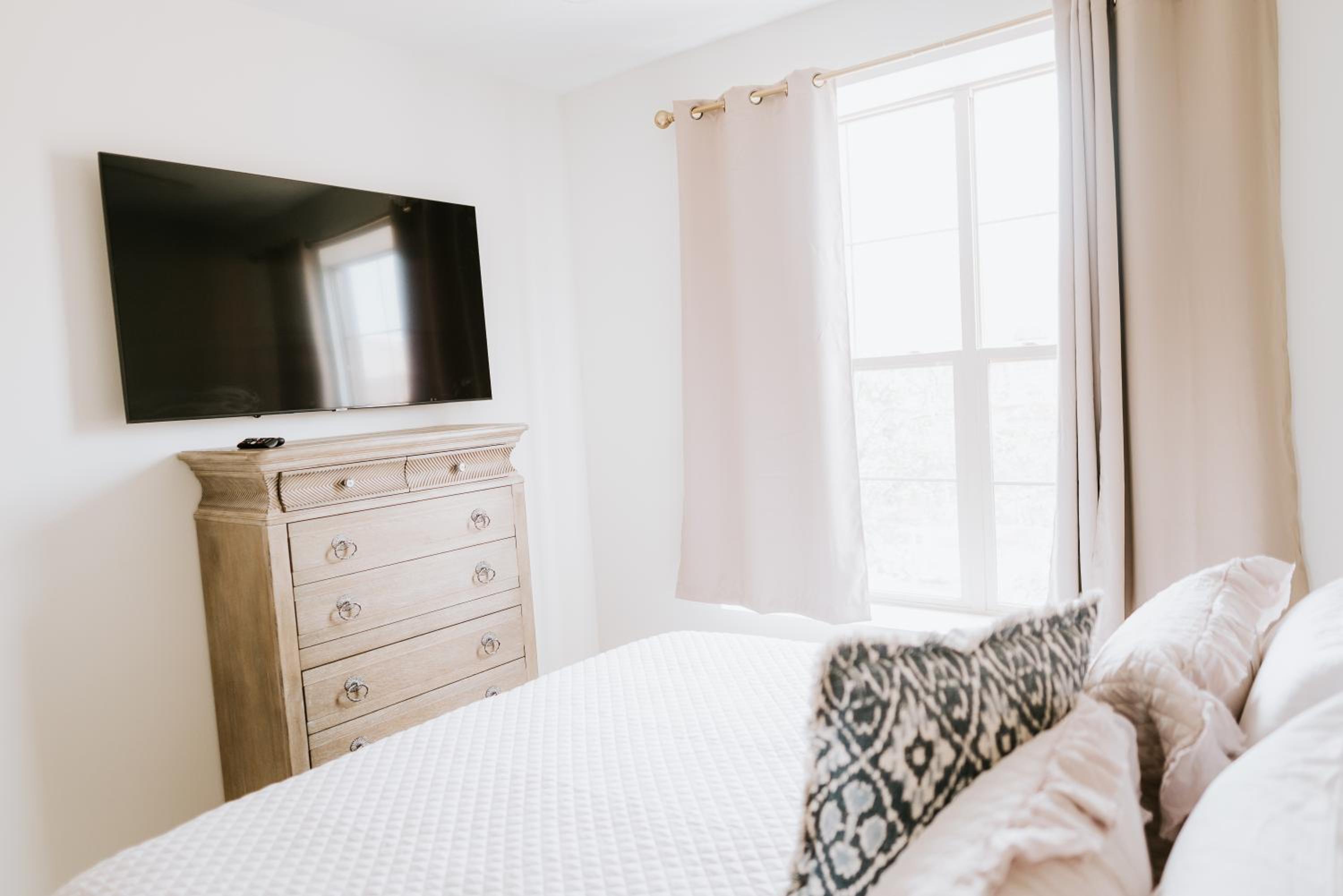 Deluxe King Suite - Photo 9