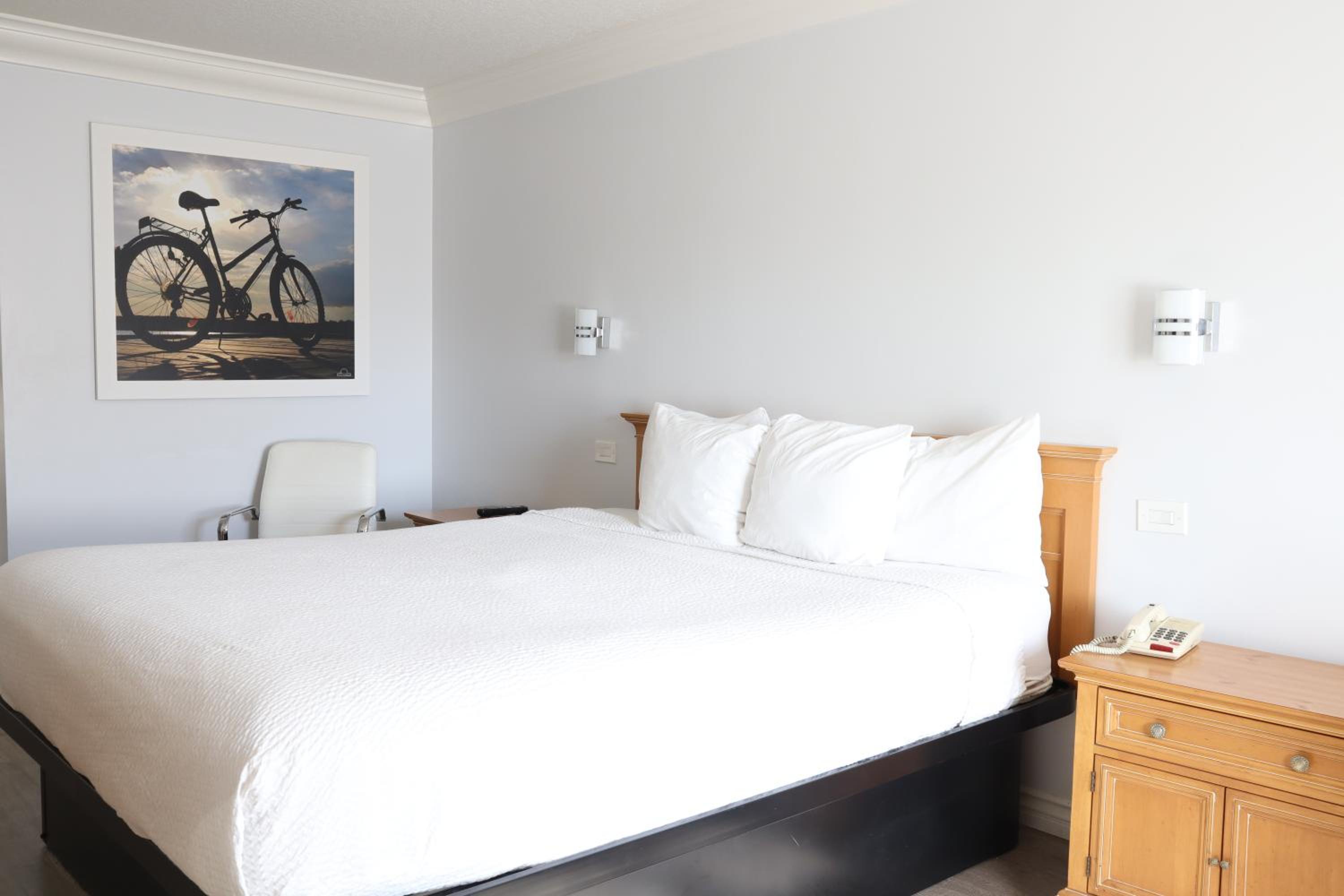 Superior King Room - Non-Smoking - Photo 6