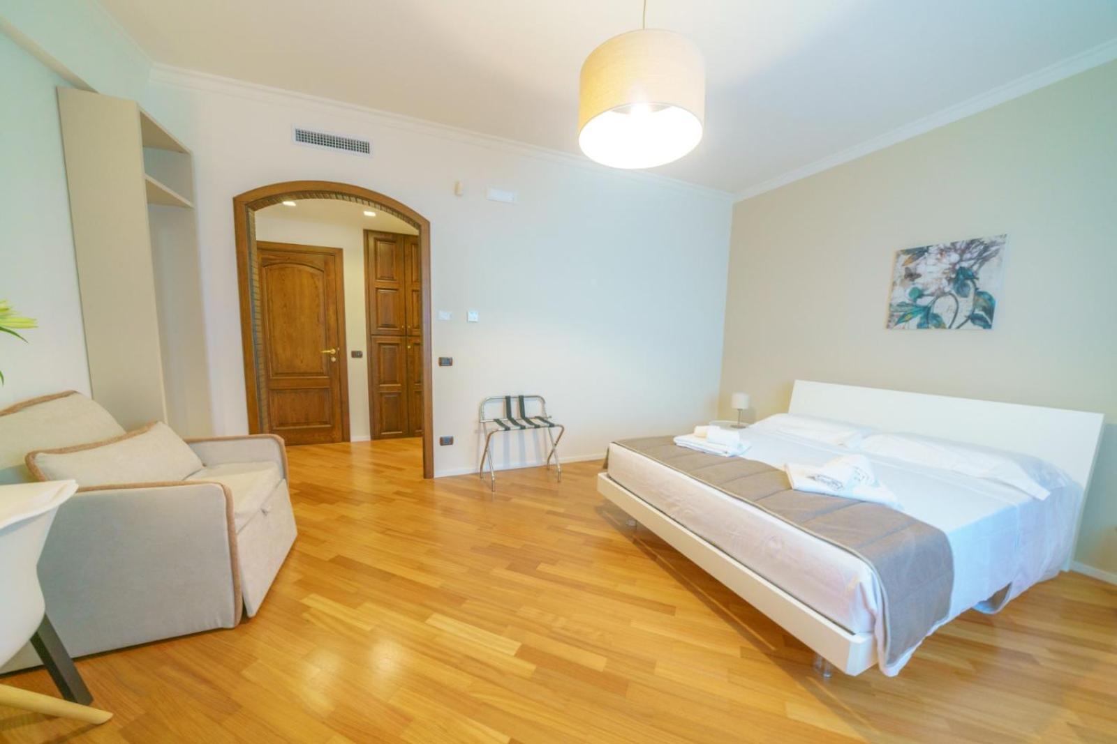 Queen Suite with Spa Bath photo 2