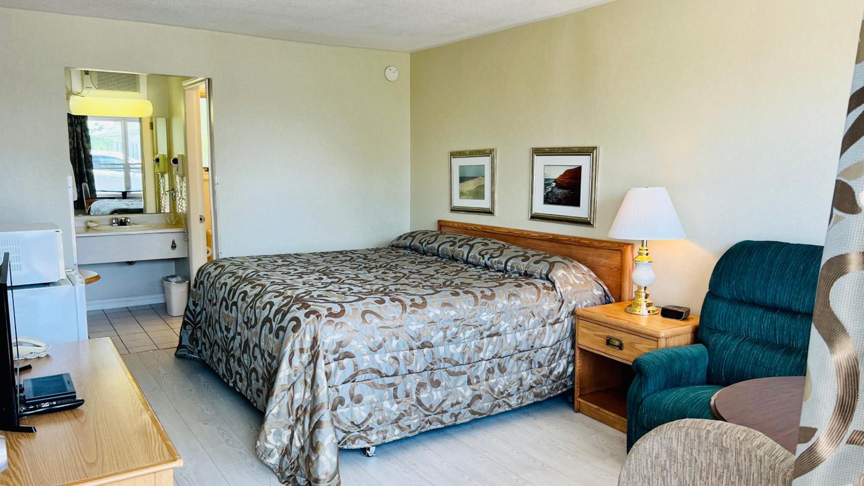 Deluxe King Room - Photo 2