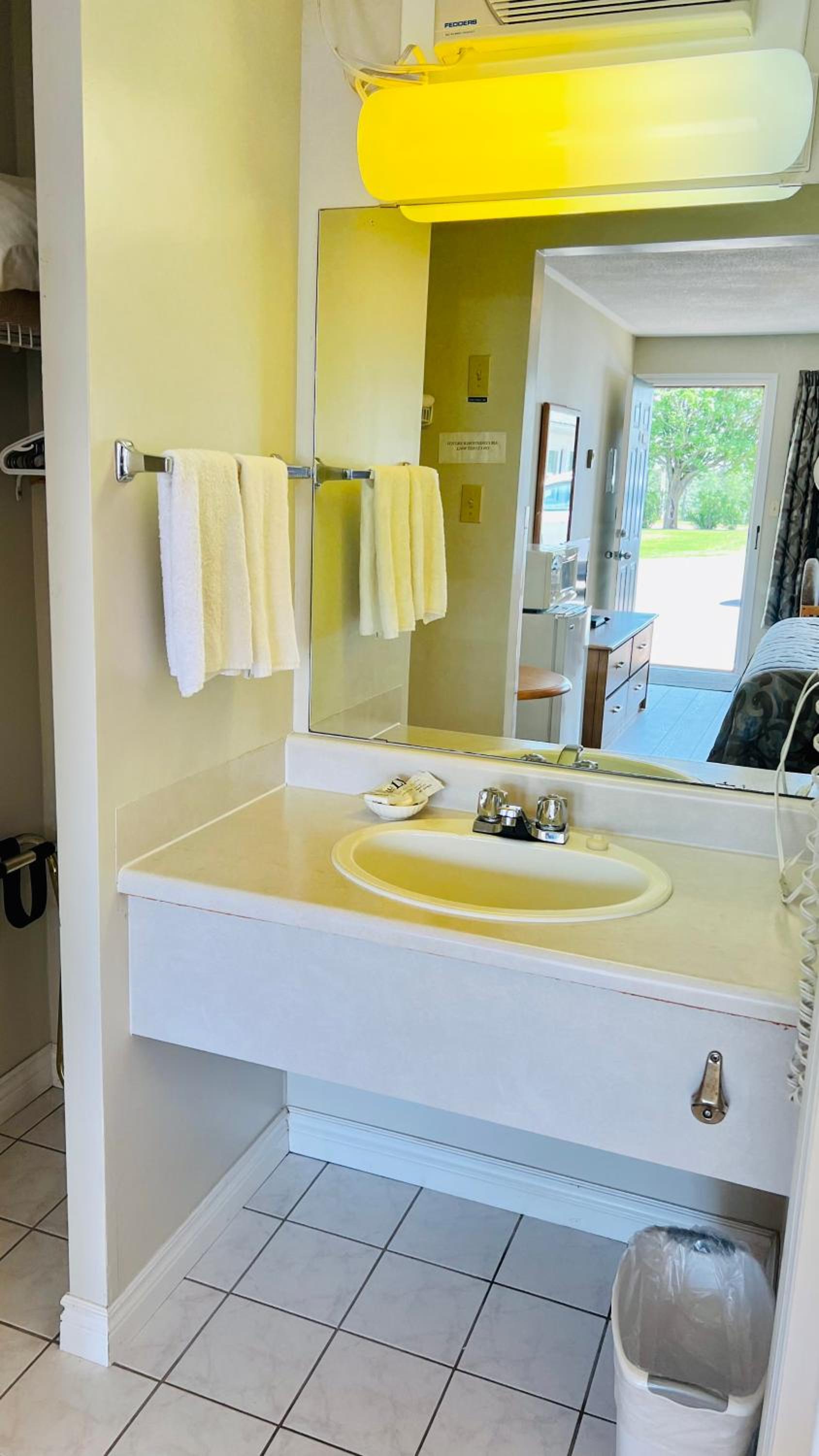 Deluxe King Room - Photo 7