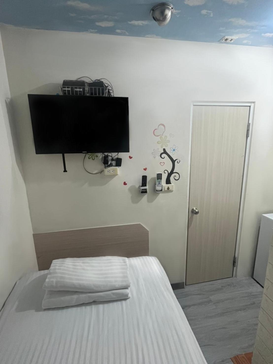 Single Room with Private Bathroom photo 1