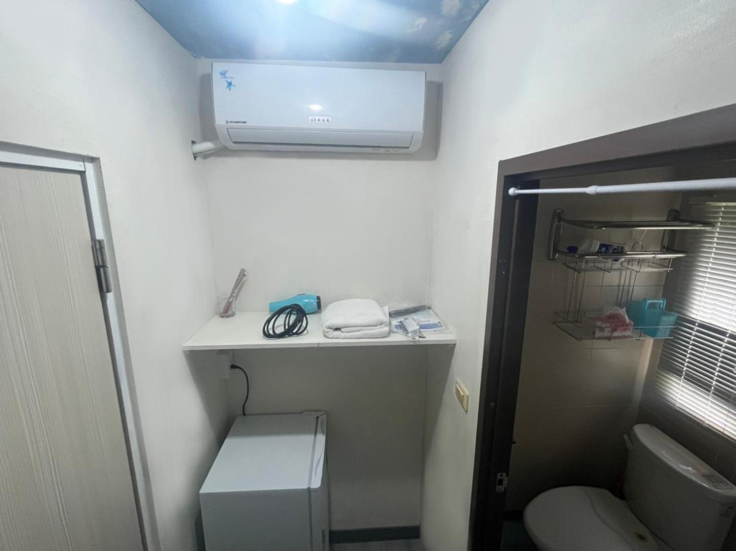 Single Room with Private Bathroom photo 2