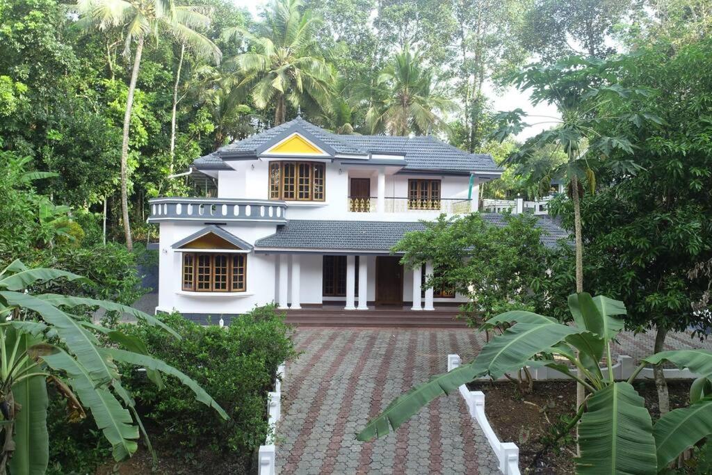 Five-Bedroom House photo 2