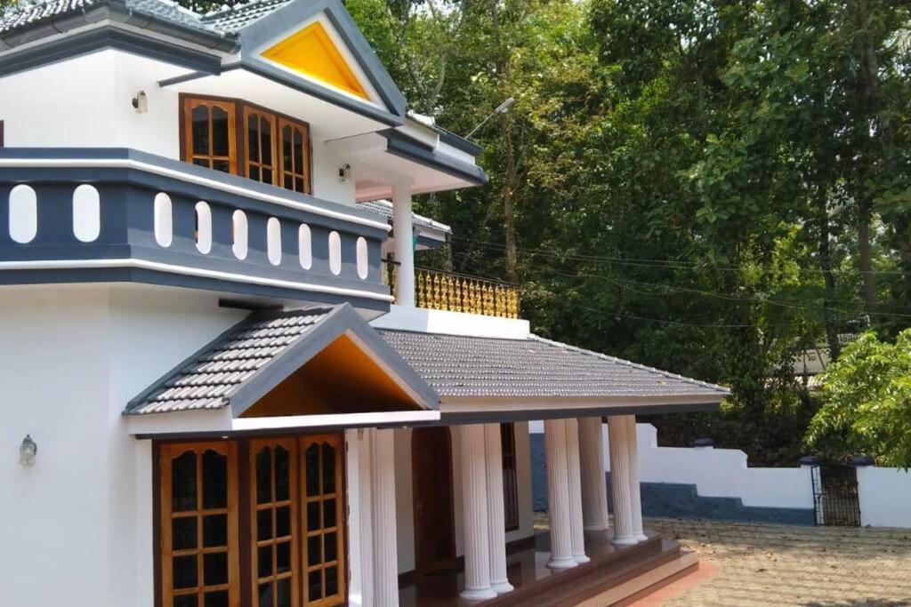 Five-Bedroom House photo 3