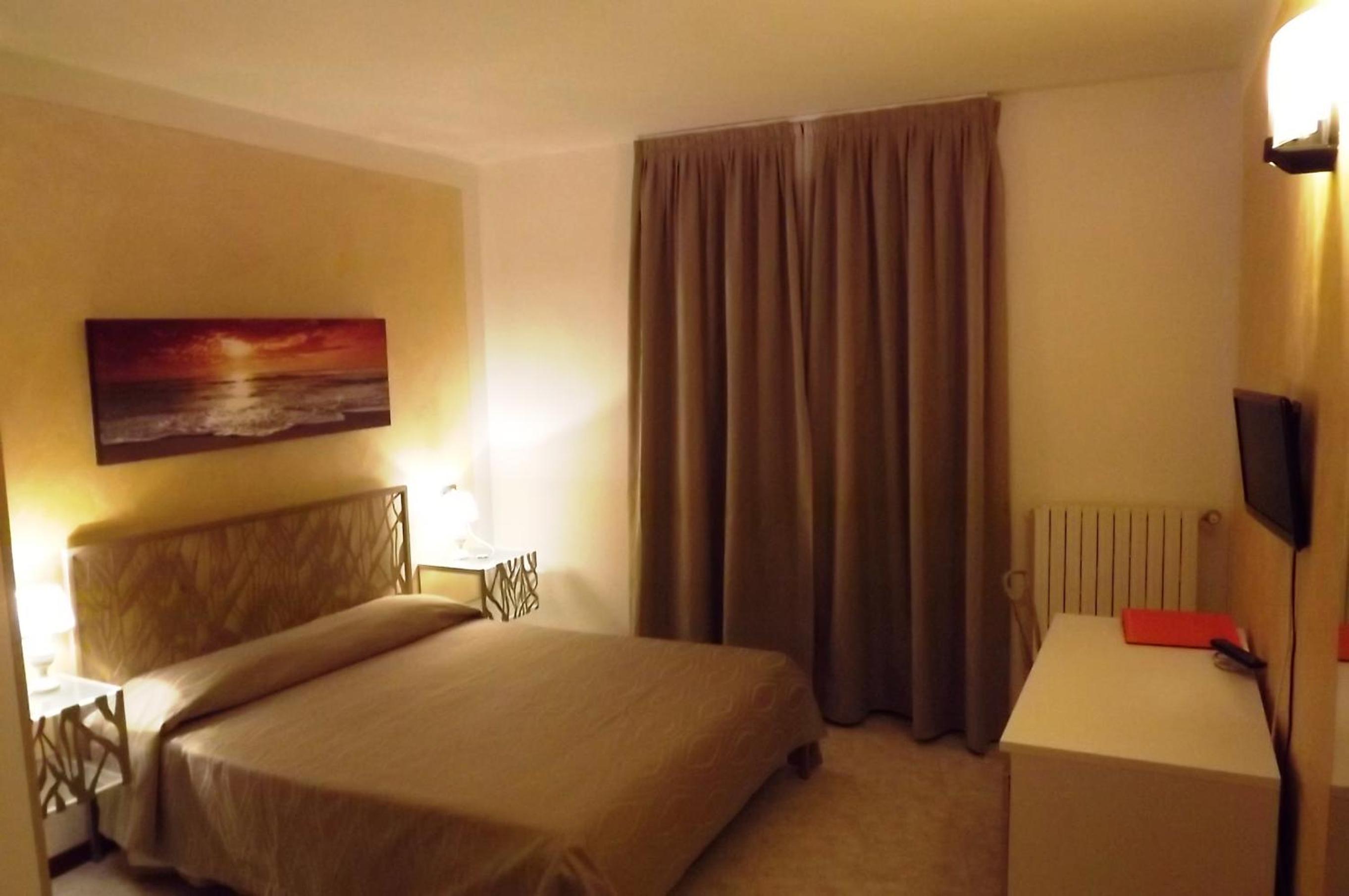 Double or Twin Room with Partial Lake View photo 2