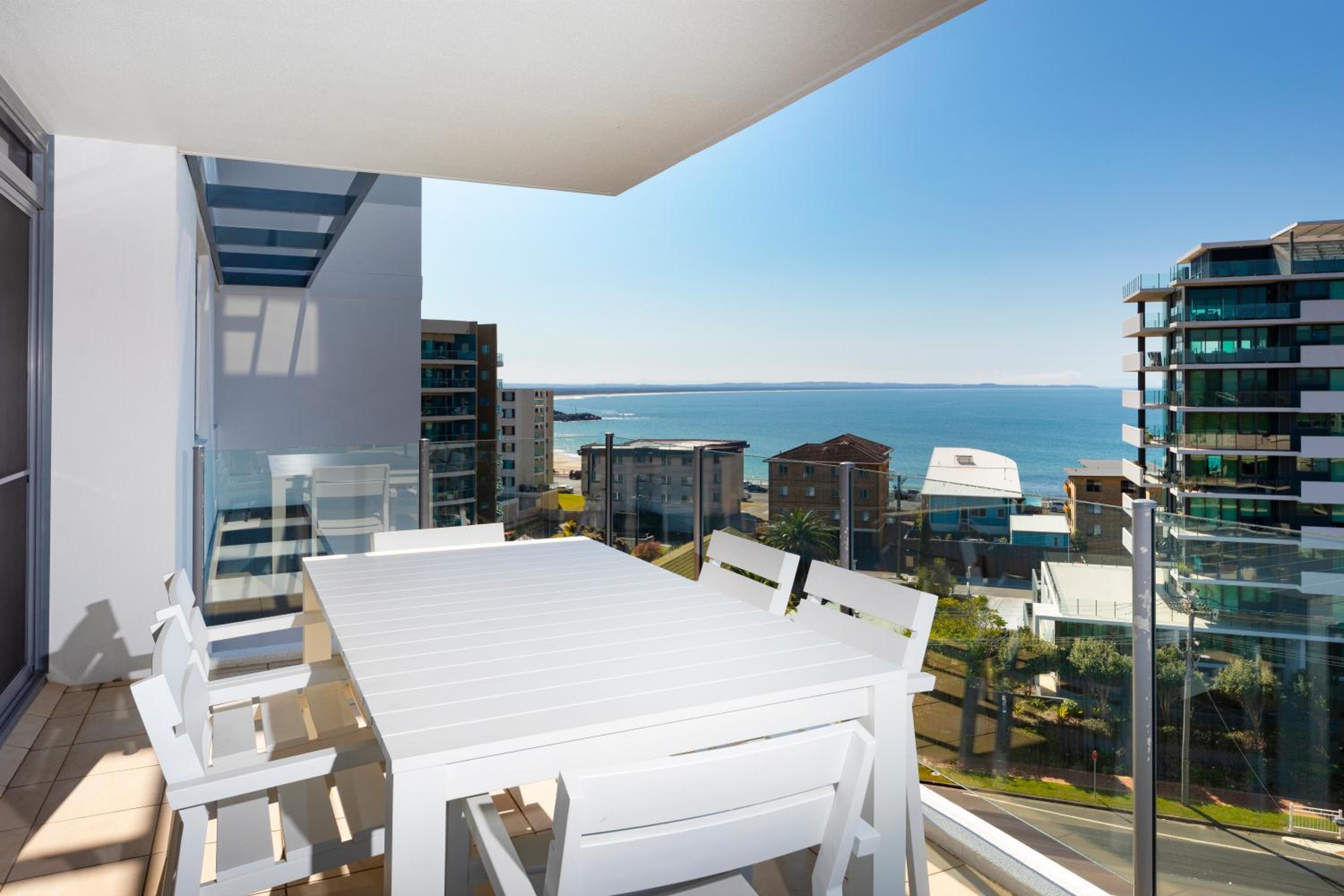 One-Bedroom Apartment with Water View photo 2