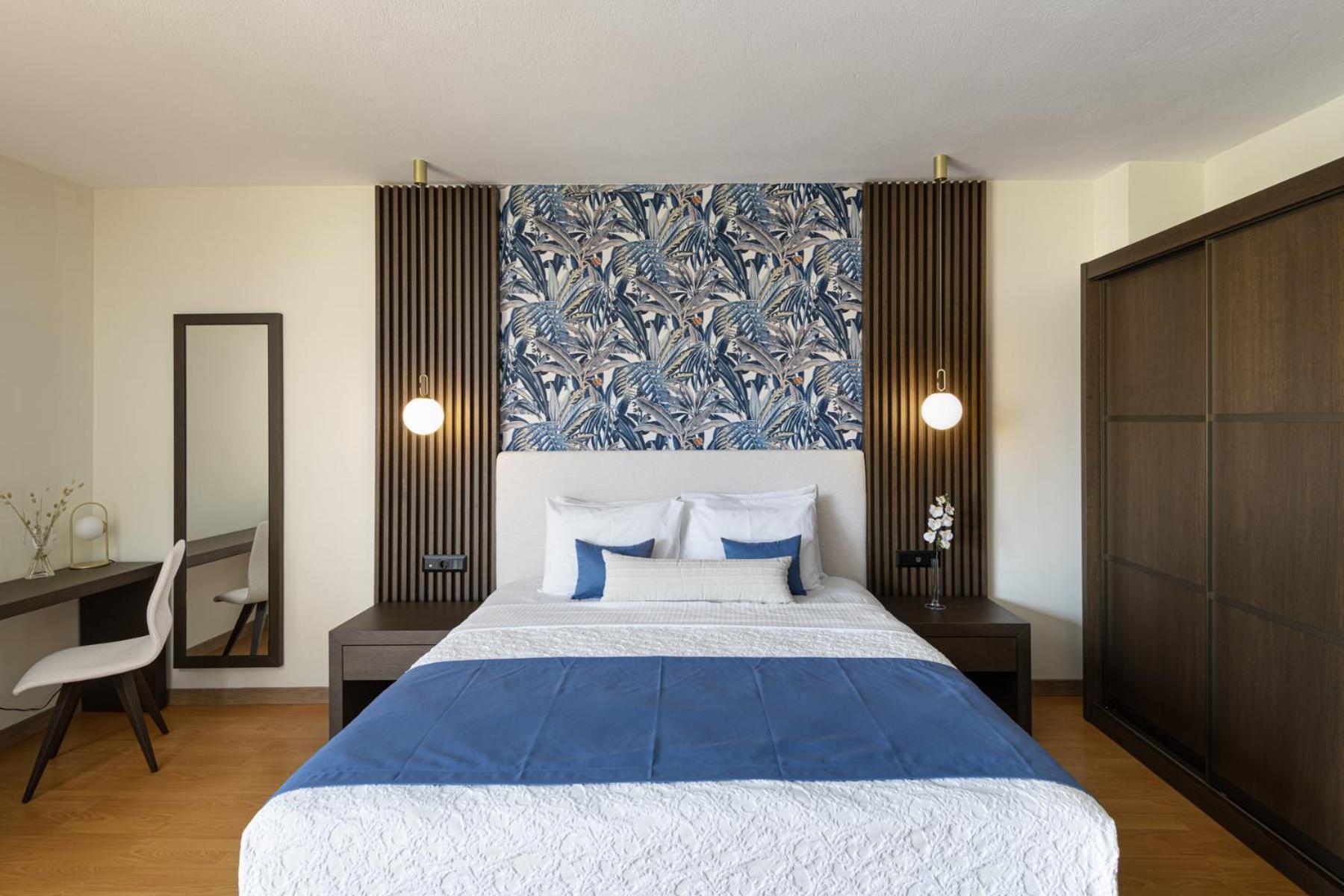 Junior Suite with Side Sea View