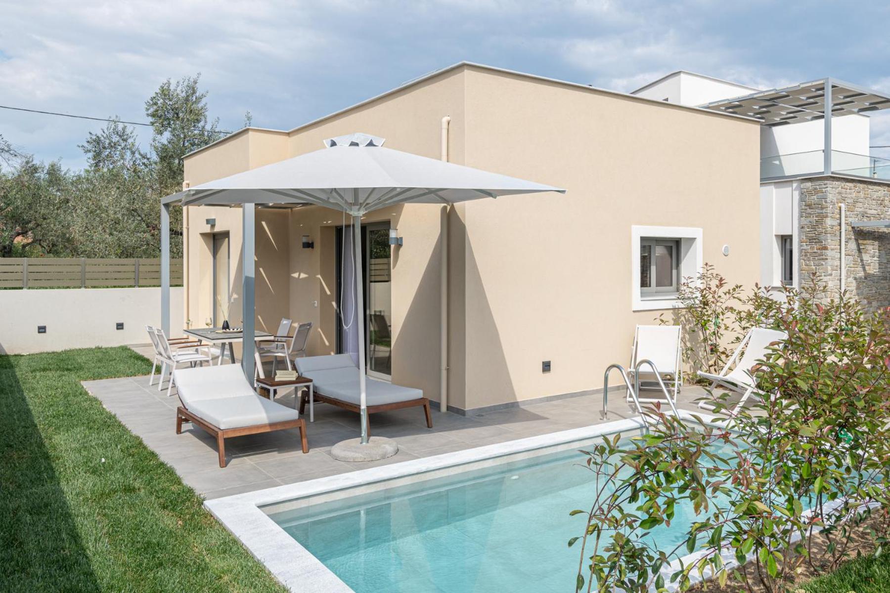 Villa with Private Pool - Photo 6