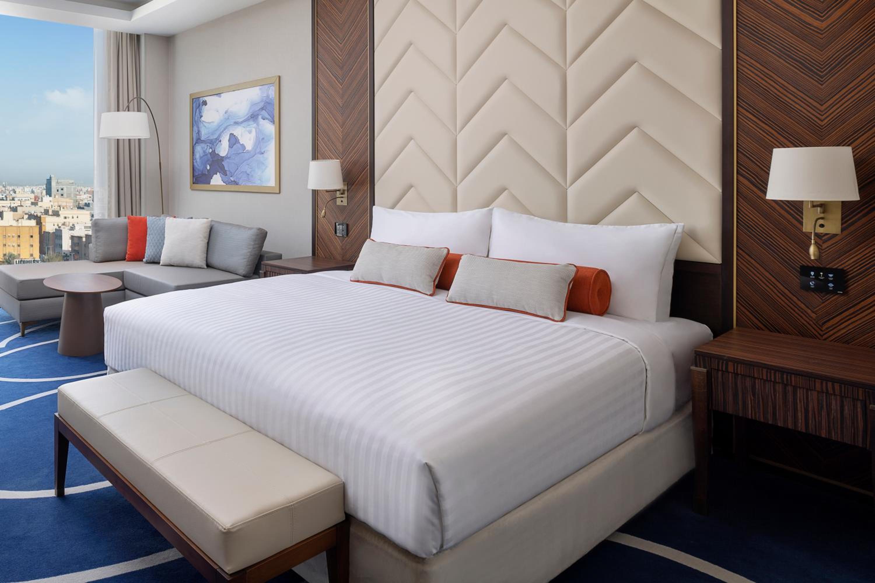 Grand Deluxe King Room with City View - Photo 1