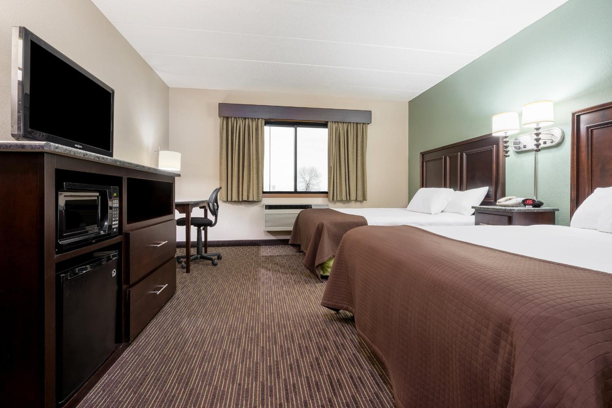Queen Room with Two Queen Beds - Non-Smoking photo 2