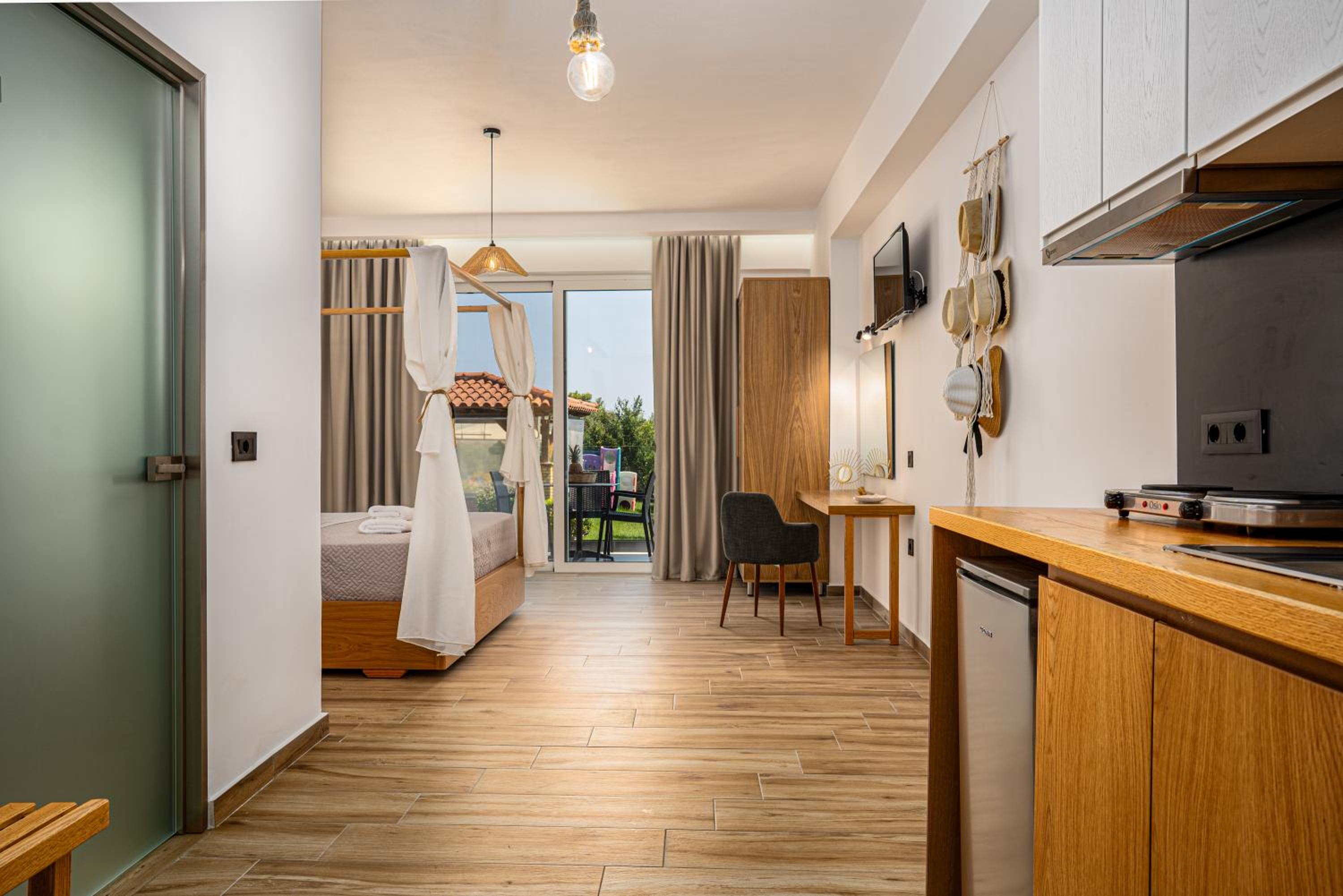 Deluxe Queen Suite - Photo 1