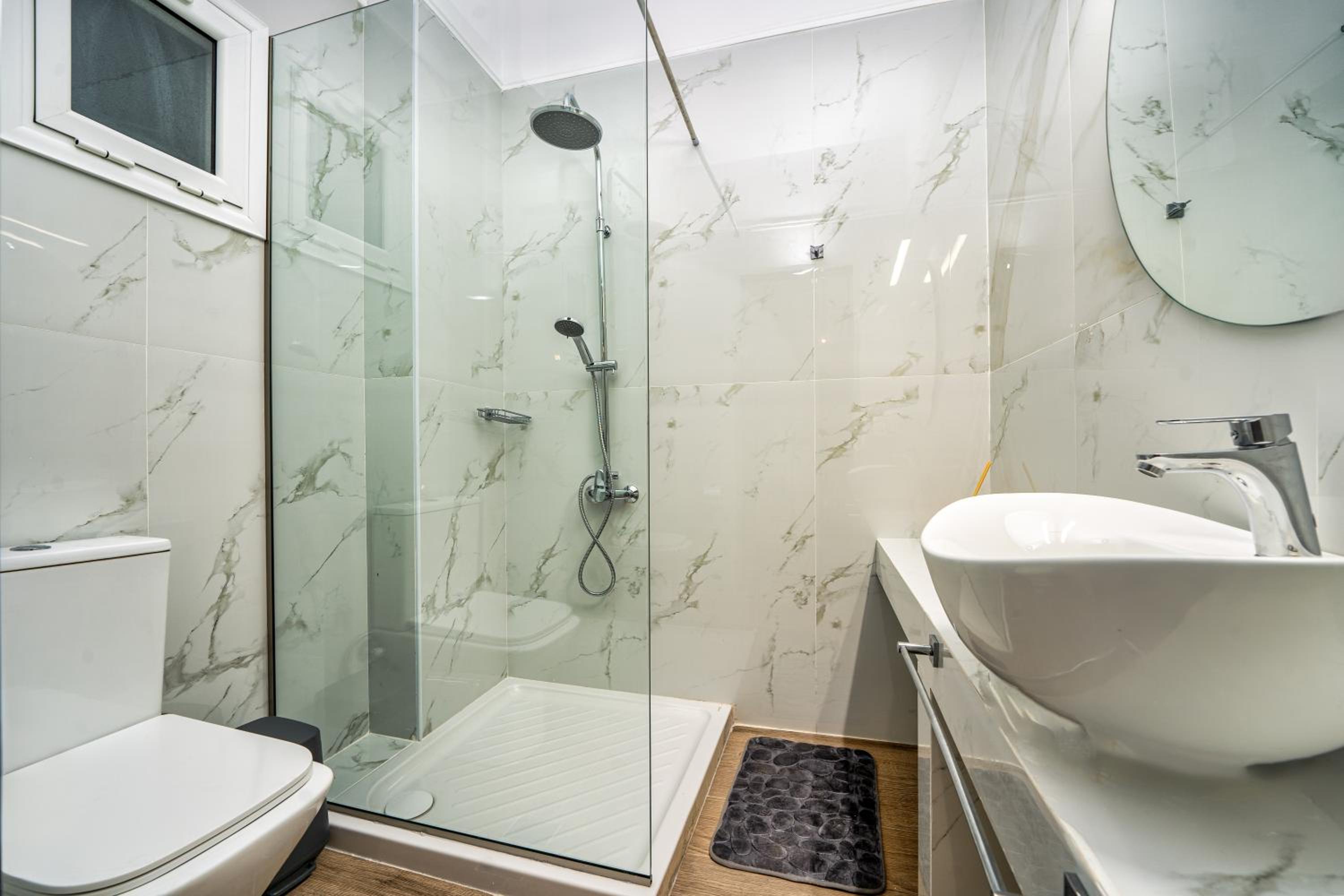 Deluxe Queen Suite - Photo 10