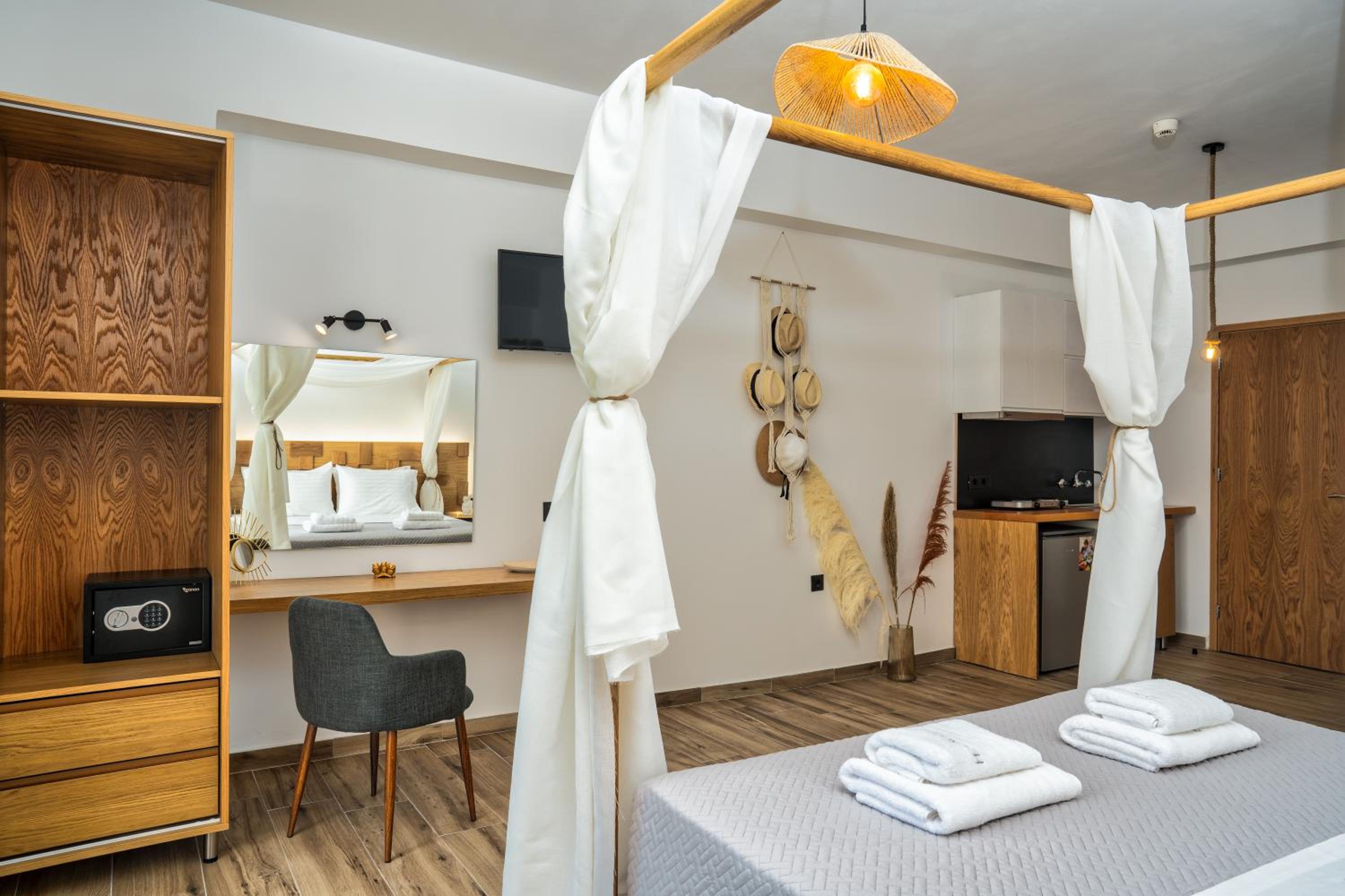 Deluxe Queen Suite - Photo 8